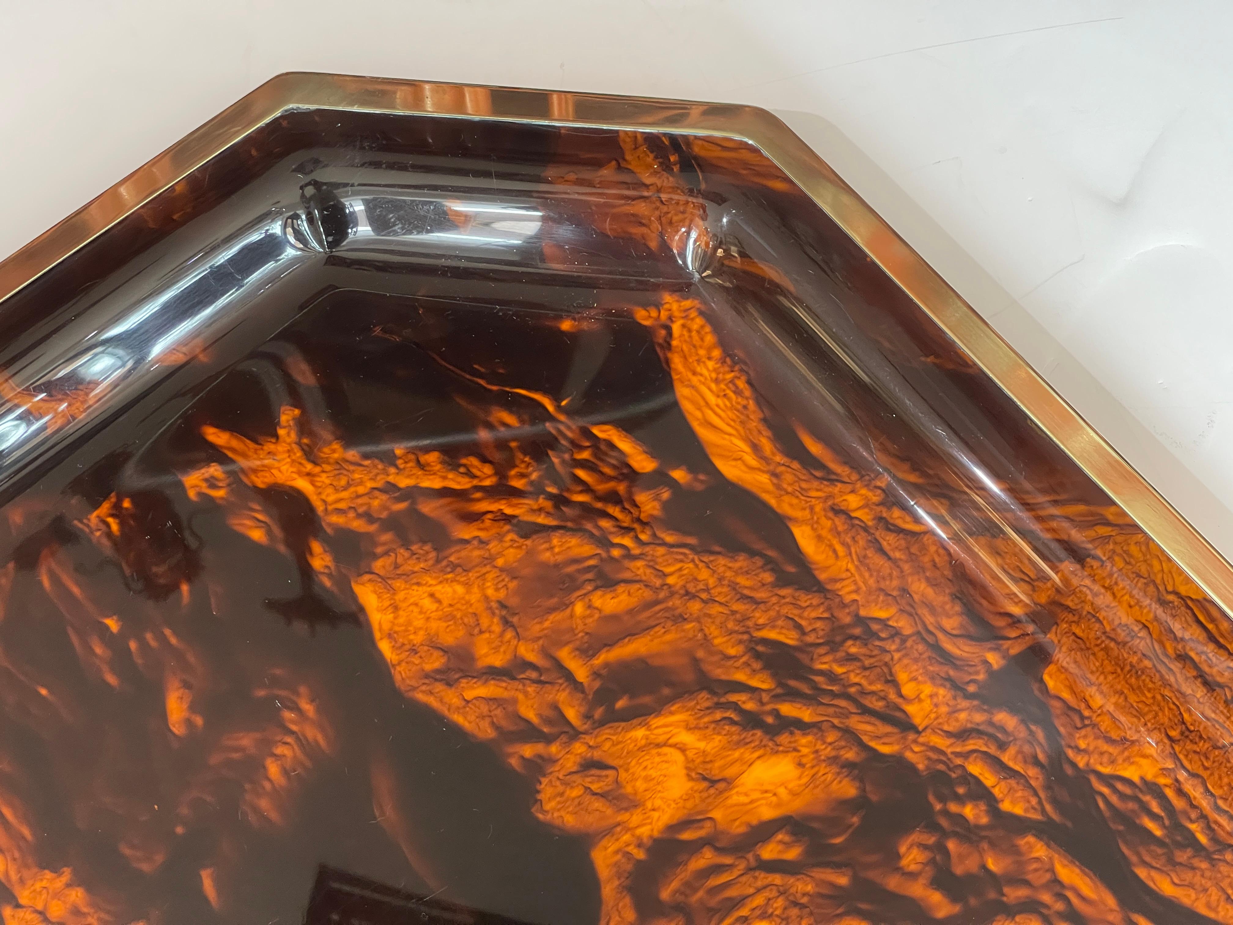 French Tortoiseshell Lucite & Brass Large Octagon Serving Tray, 1970s Hecho a mano en venta