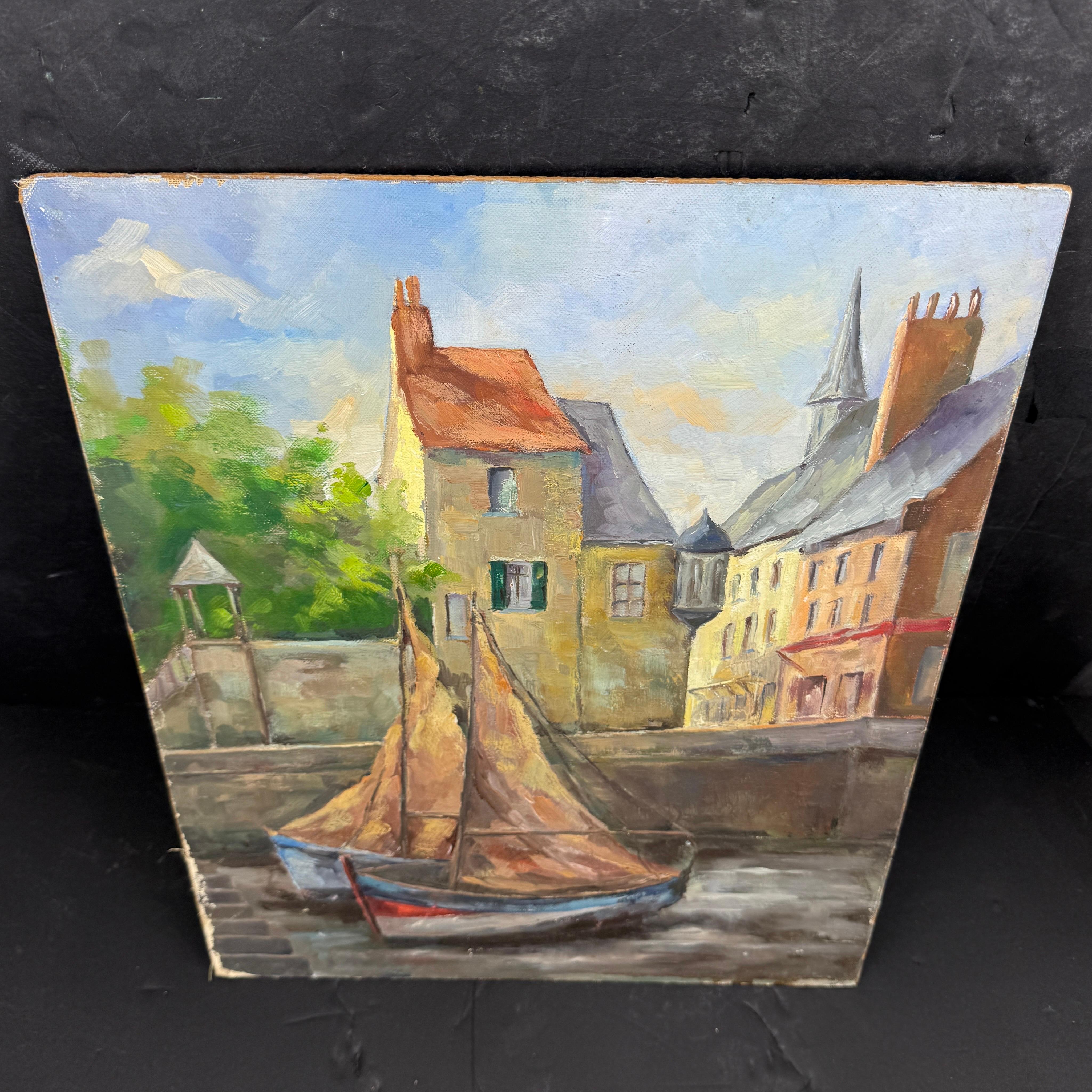 Dieses auf einem Pariser Markt gefundene Ölgemälde auf Karton zeigt Häuser mit zwei Segelbooten, die mit der französischen Trikolore bemalt sind. Die beiden Boote lehnen wegen der Ebbe an der Uferböschung. Im Hintergrund ist eine ruhige, ländliche