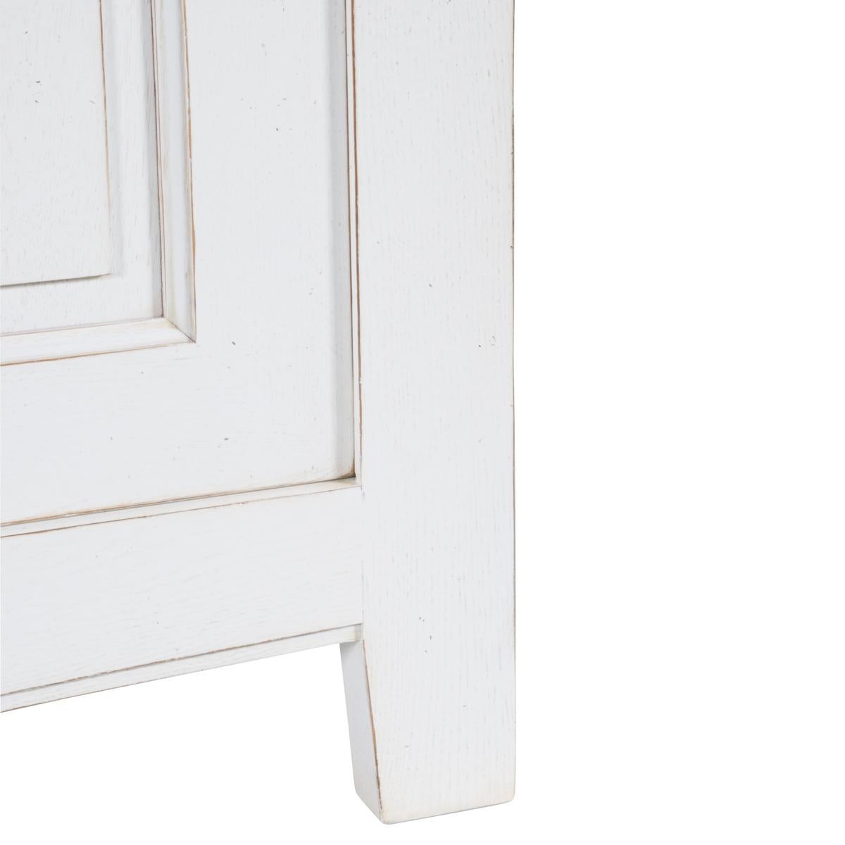 Traditionelles französisches Sideboard mit 2 Türen, handgefertigt, Eiche massiv, weiß lackiert im Angebot 3