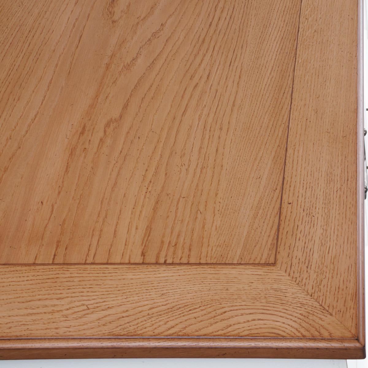 Traditionelles französisches Sideboard mit 2 Türen, handgefertigt, Eiche massiv, weiß lackiert im Zustand „Neu“ im Angebot in Landivy, FR