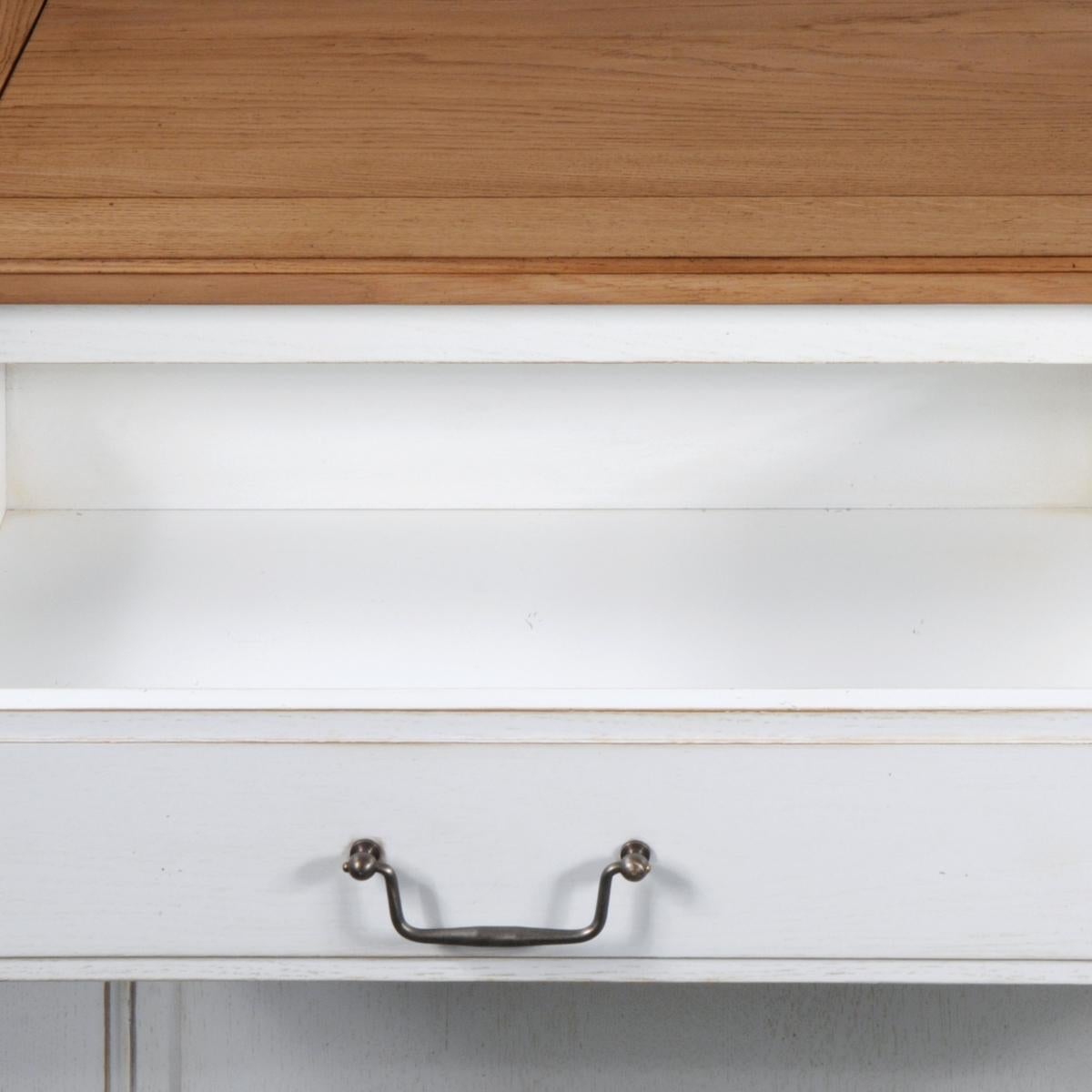 Traditionelles französisches Sideboard mit 2 Türen, handgefertigt, Eiche massiv, weiß lackiert (21. Jahrhundert und zeitgenössisch) im Angebot