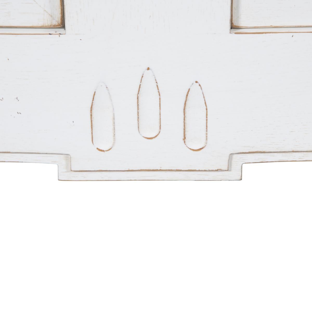 Traditionelles französisches Sideboard mit 2 Türen, handgefertigt, Eiche massiv, weiß lackiert im Angebot 1