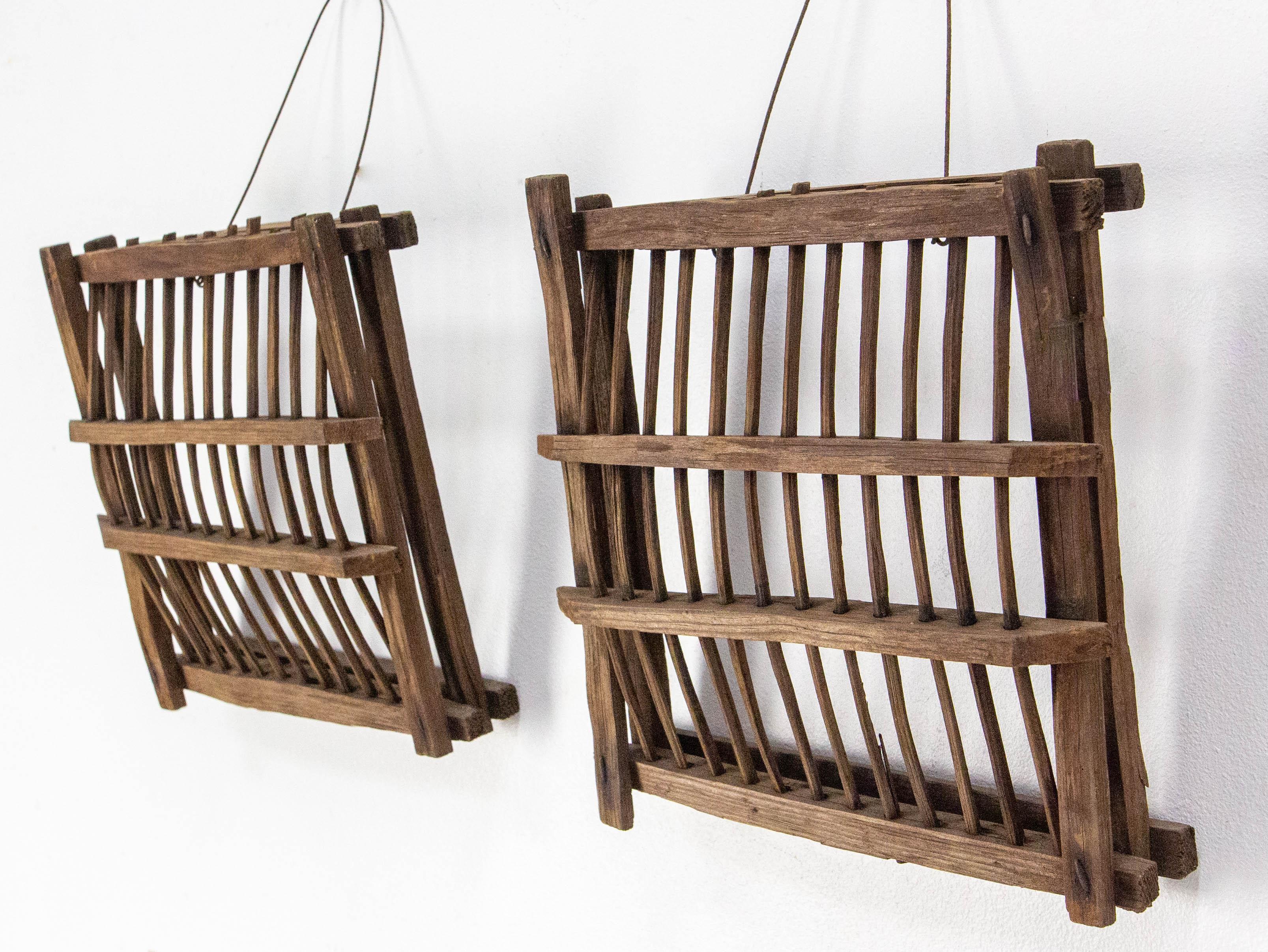 Ces deux petits objets en bois et rotin étaient traditionnellement utilisés comme pièges pour les petits oiseaux dans les campagnes du sud-ouest de la France.
Elles sont aujourd'hui parfaites pour une décoration murale naturelle ou pour réaliser une