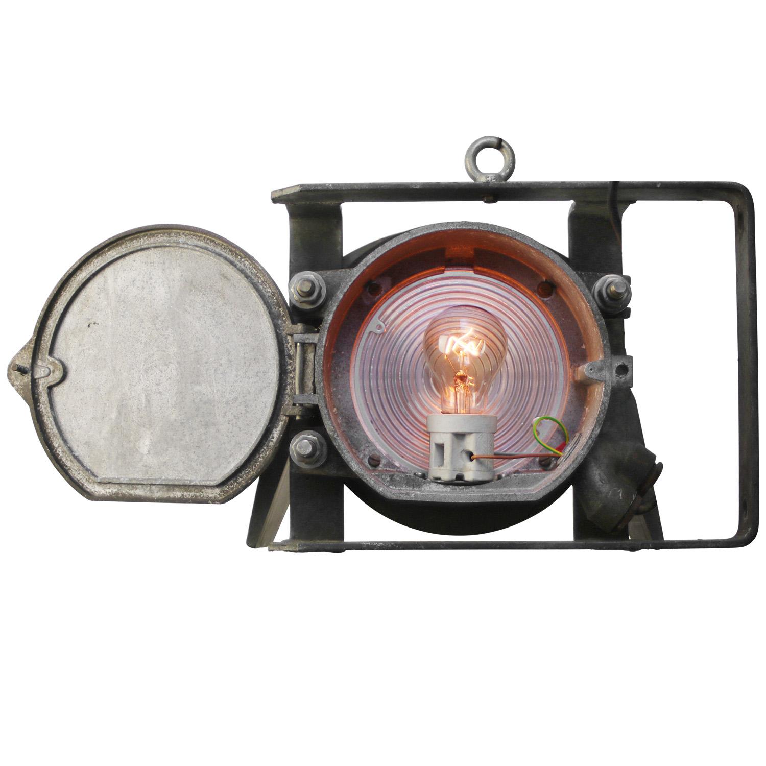 Französischer Zug Lampe Grau Metall Holophane Glas Strahler von SNCF Railroad Company (Gegossen) im Angebot