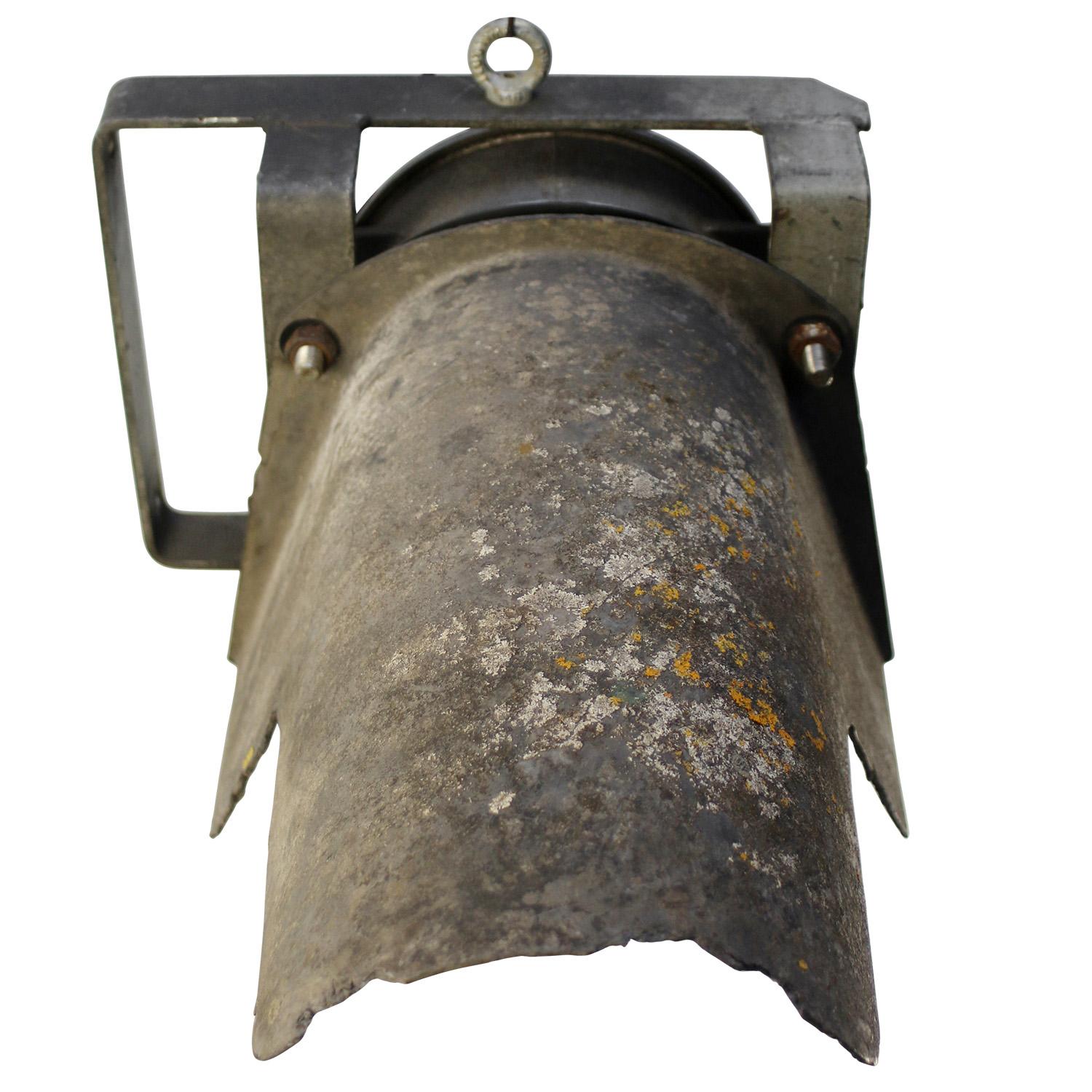 Französischer Zug Lampe Grau Metall Holophane Glas Strahler von SNCF Railroad Company (20. Jahrhundert) im Angebot