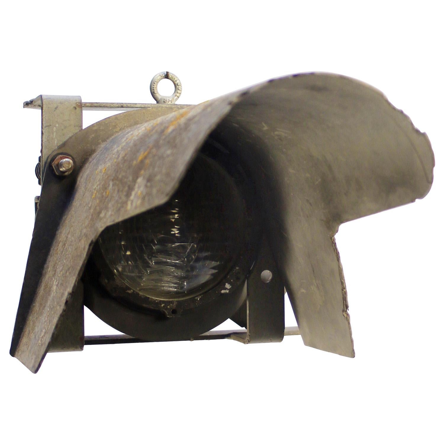 Französischer Zug Lampe Grau Metall Holophane Glas Strahler von SNCF Railroad Company im Angebot 1