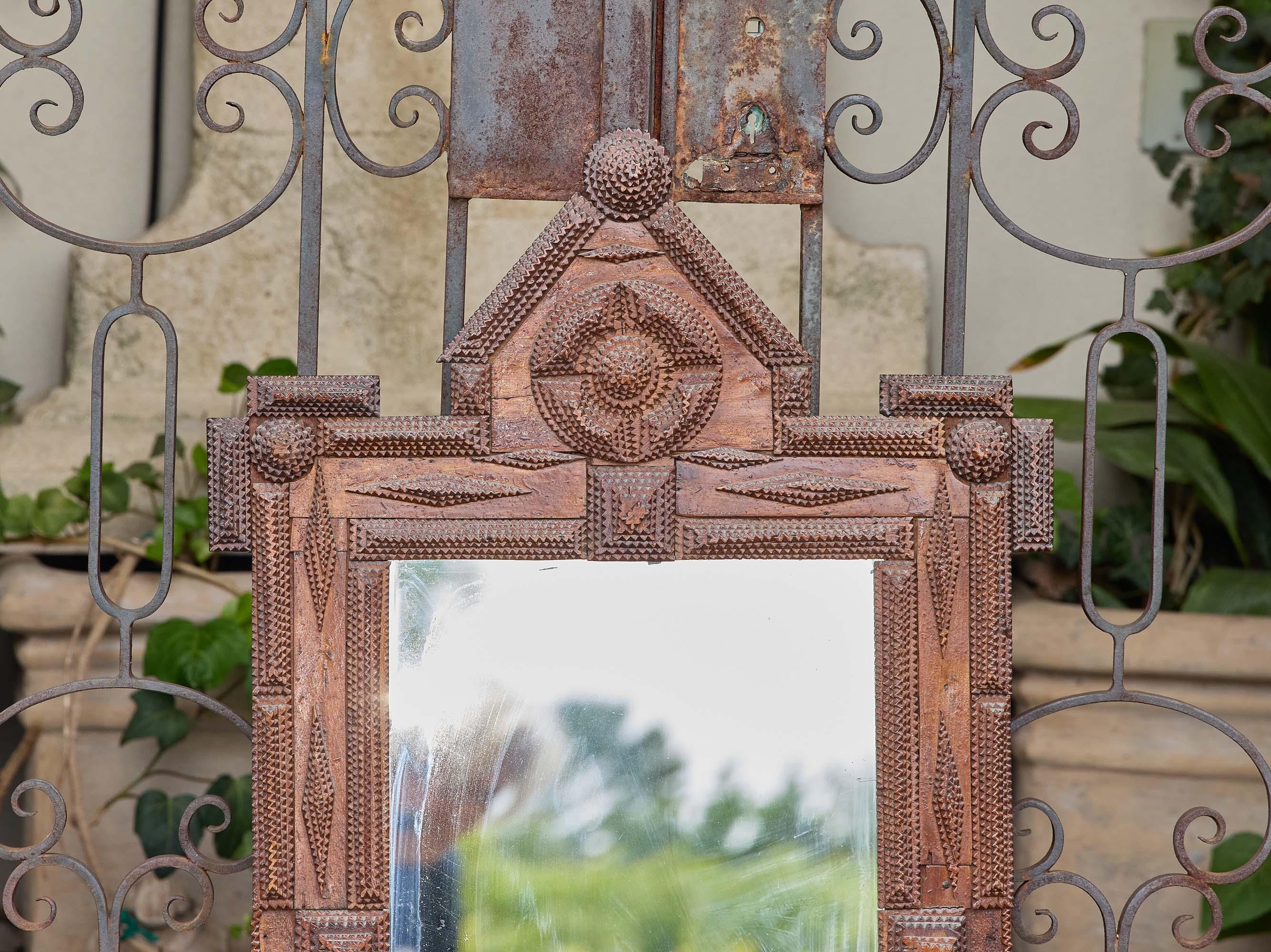 Français Miroir français Art Carved avec gravure à encoches, Circa 1900 en vente