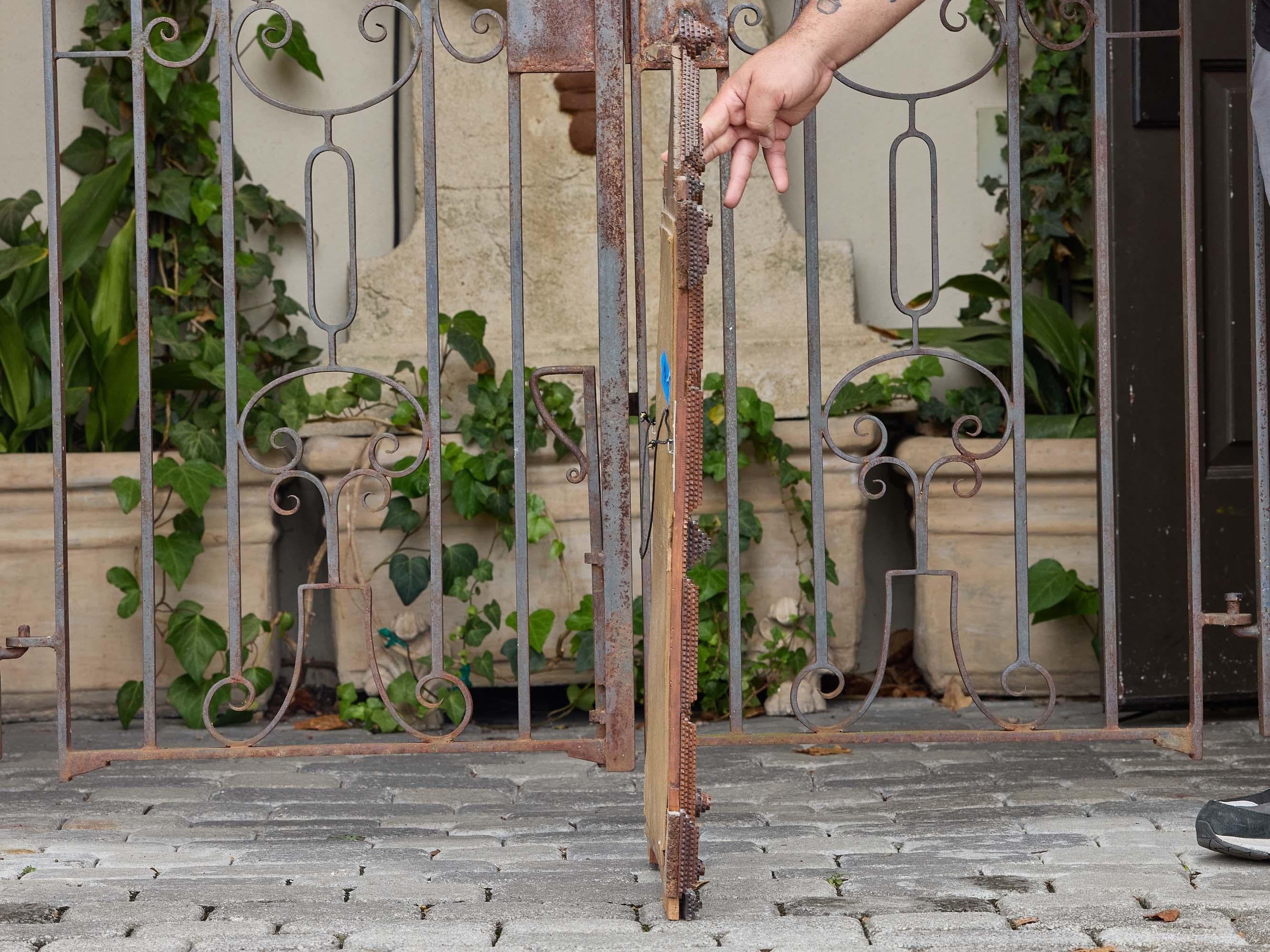 Miroir français Art Carved avec gravure à encoches, Circa 1900 Bon état - En vente à Atlanta, GA