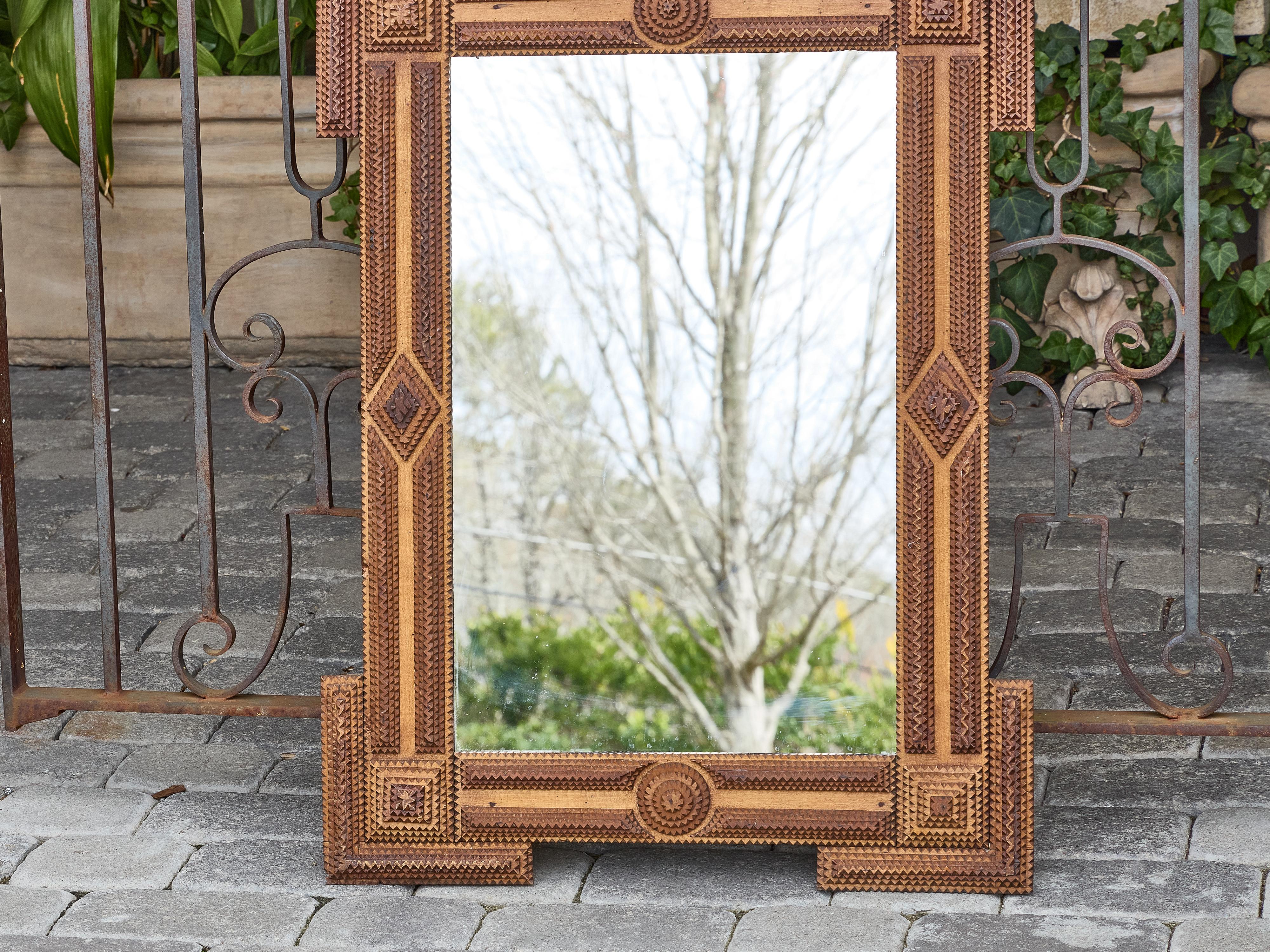 Specchio Tramp Art francese con cornice in Wood dentellata e medaglioni geometrici, 1900 in vendita 4