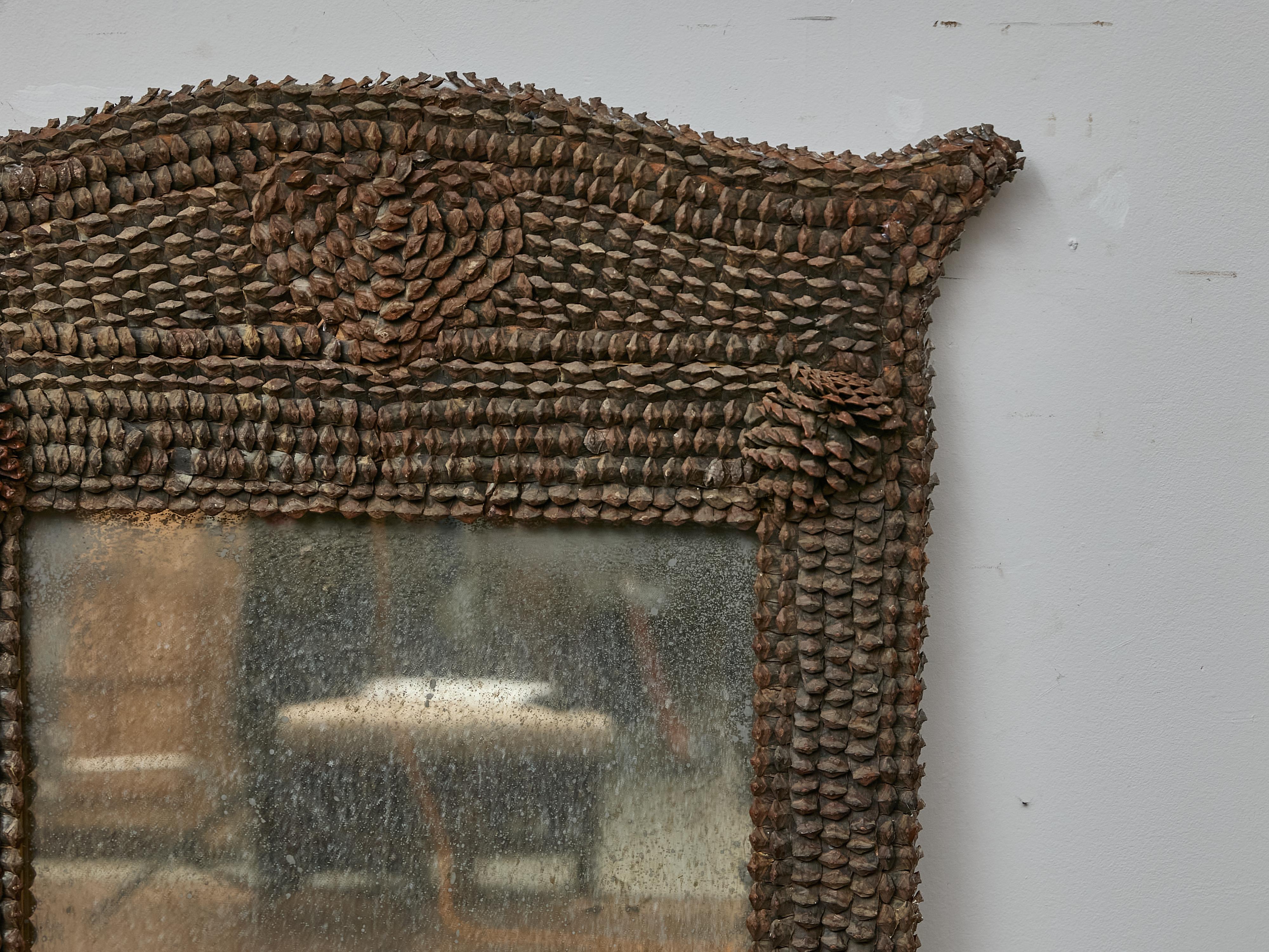 Arte popolare Specchio francese Tramp Art con cornice a pigna, 1920 circa in vendita