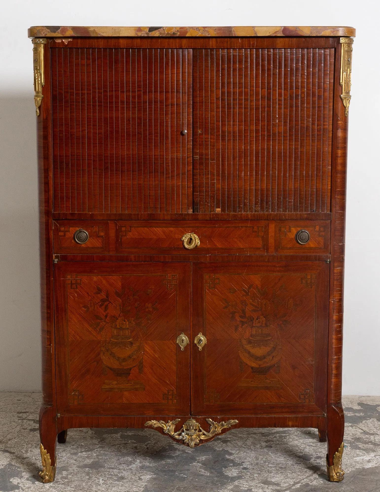  Französisch Übergang 18. Jahrhundert Marmorplatte Intarsien secrétaire à abattant Brust mit Messingbeschlägen. Originale Marmorplatte mit Charaktersteinen. Wunderschöne Intarsien auf allen Oberflächen. Original-Innenausstattung und ausziehbare