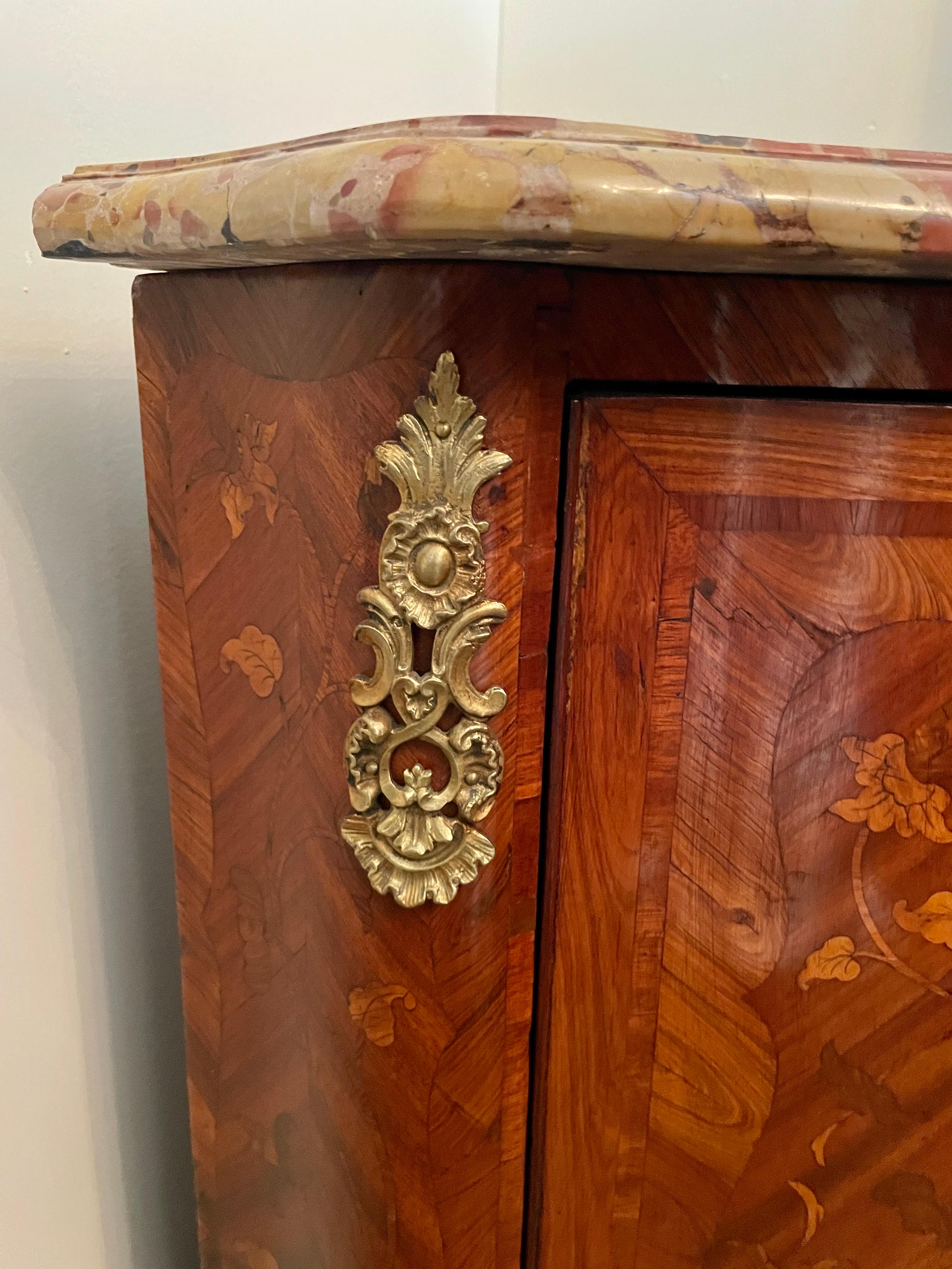 French Transition Marble Top Corner Cabinet with Label For Sale 2