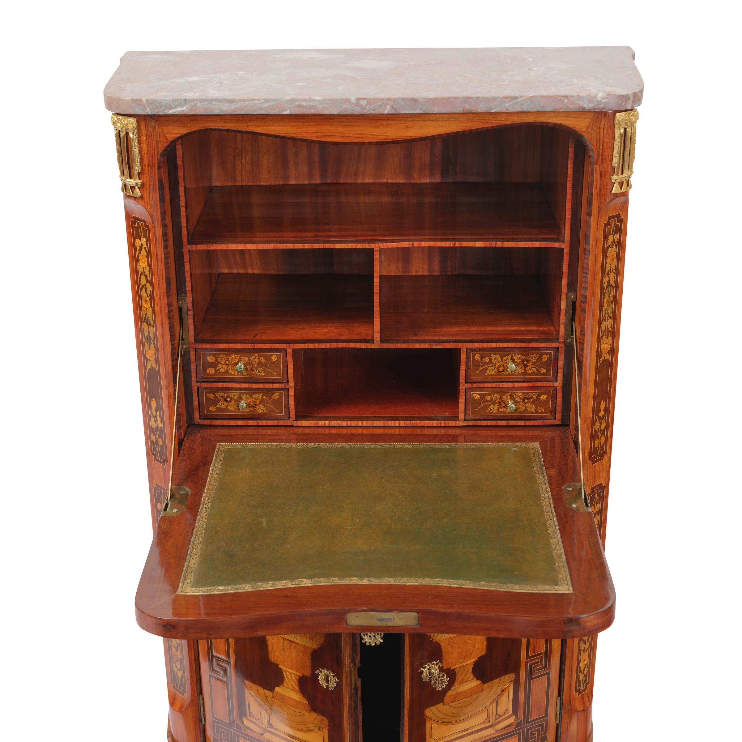 Secretario de a bordo - Jean-Francois Dubut

Bureau à battant elaborado, París hacia 1760, Transición, Jean-Francois Dubut

palisandro, amaranto, violeta y ébano chapado en roble y elaboradamente marquetería, el cuerpo con lados arqueados con dos