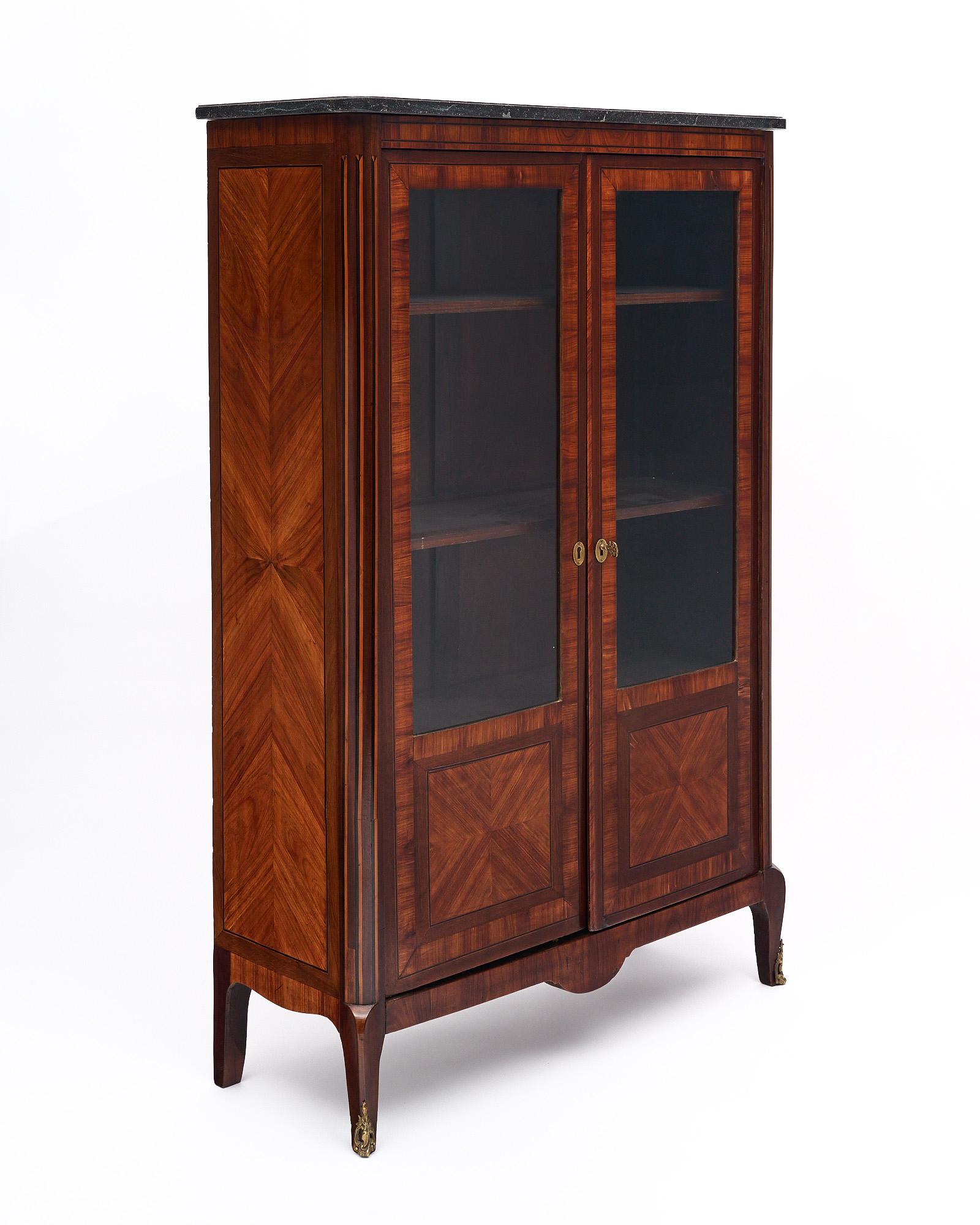 Vitrina francese in stile Wood della fine del XIX secolo, realizzata in legno con un sorprendente parquet in palissandro e palissandro colorato sulle porte e sui lati. Le due porte presentano anche vetri originali e ferramenta in ottone. L'interno