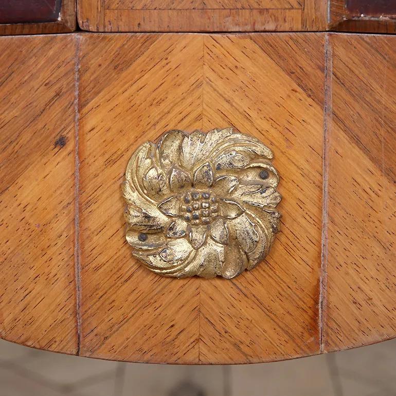 Commode francese di transizione Chinoiserie con piano in marmo Breccia in vendita 2