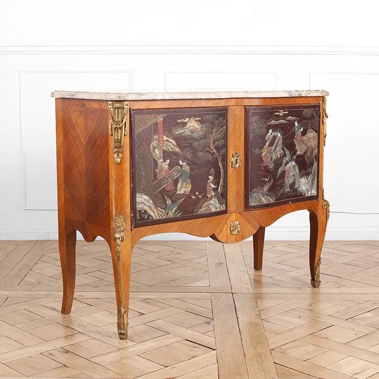 Luigi XV Commode francese di transizione Chinoiserie con piano in marmo Breccia in vendita
