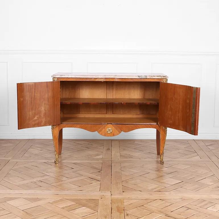 Francese Commode francese di transizione Chinoiserie con piano in marmo Breccia in vendita