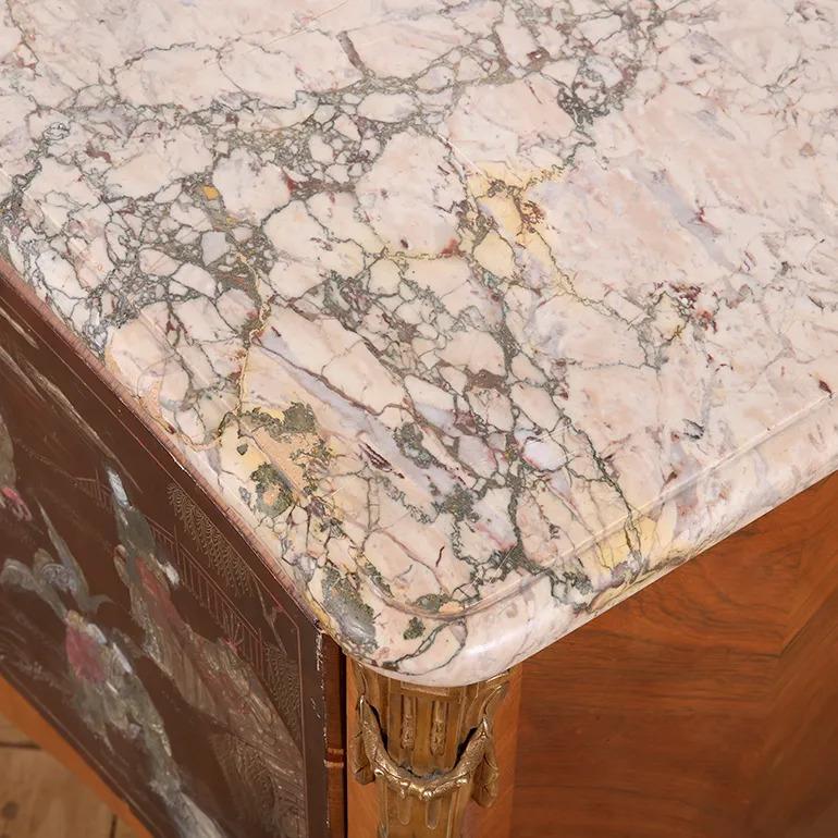 XIX secolo Commode francese di transizione Chinoiserie con piano in marmo Breccia in vendita