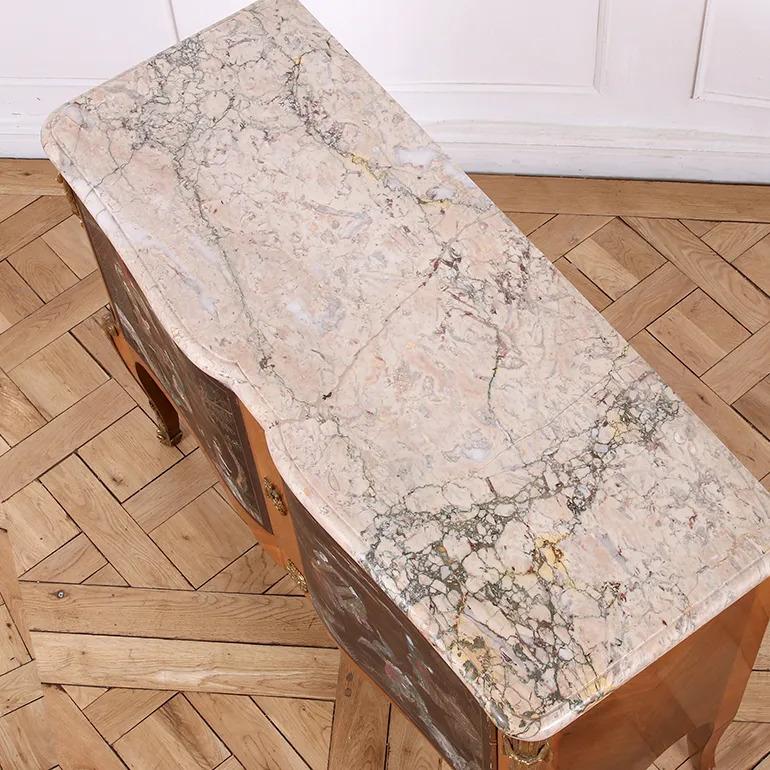Bronzo Commode francese di transizione Chinoiserie con piano in marmo Breccia in vendita