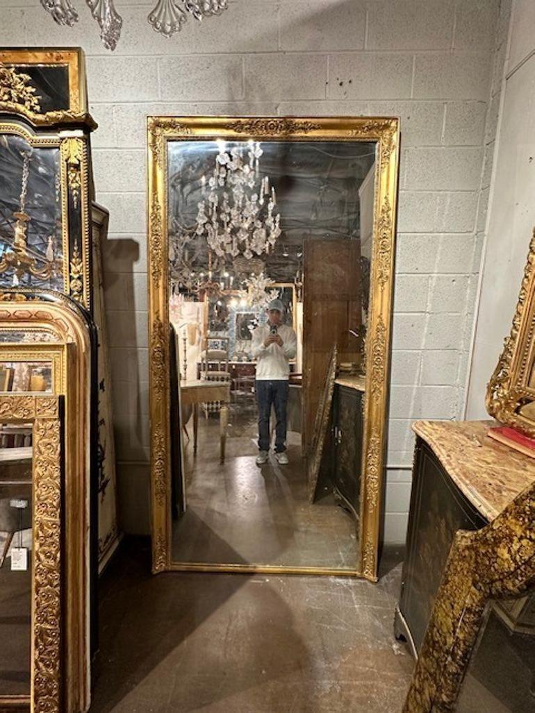 Grand miroir de sol en bois sculpté et doré de style transitionnel français du XIXe siècle. Circa 1880. Ajoutez de la chaleur et du charme à n'importe quelle pièce !