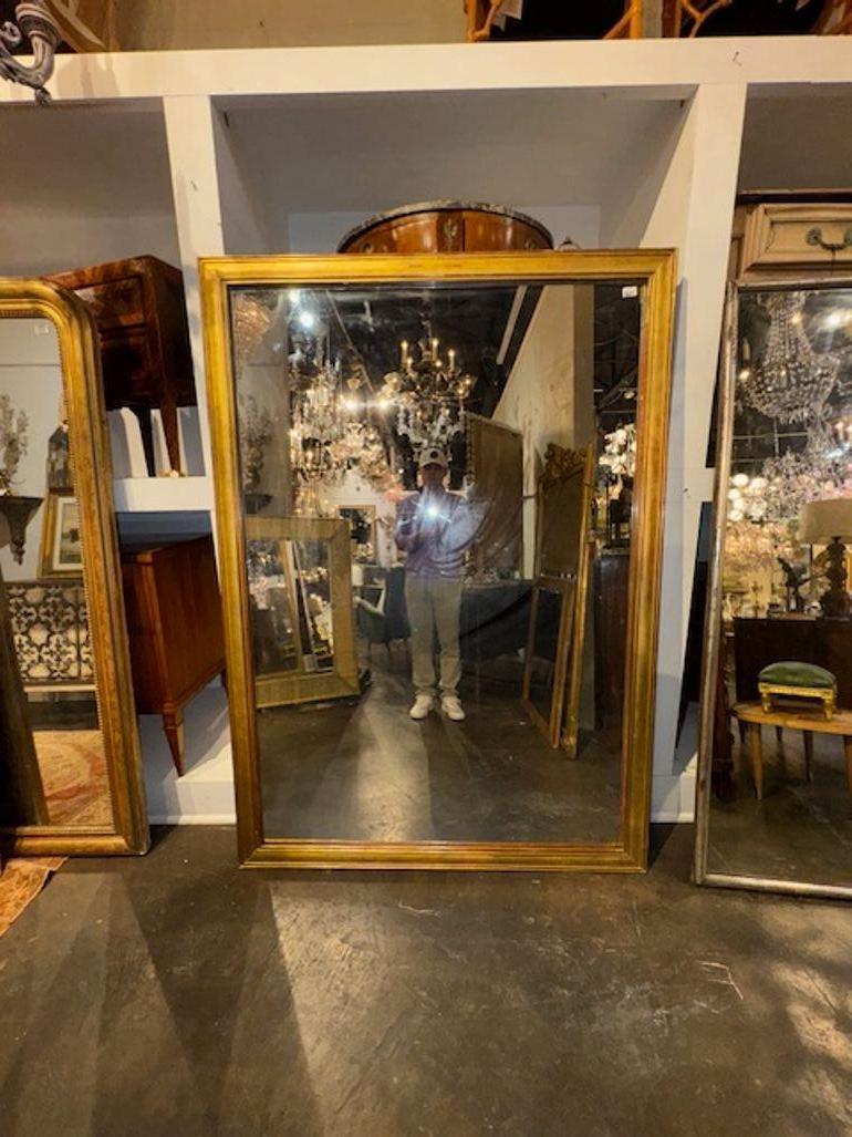 Grand miroir en bois doré de style transitionnel français du 19e siècle. Circa 1870. Une touche classique et intemporelle pour un intérieur raffiné. 54w x 76.5h