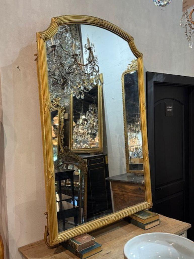 Espejo francés transicional de madera dorada del siglo XIX. Un espejo de madera dorada de transición francesa del siglo XIX es todo elegancia en evolución Circa 1870. 40w x 60h