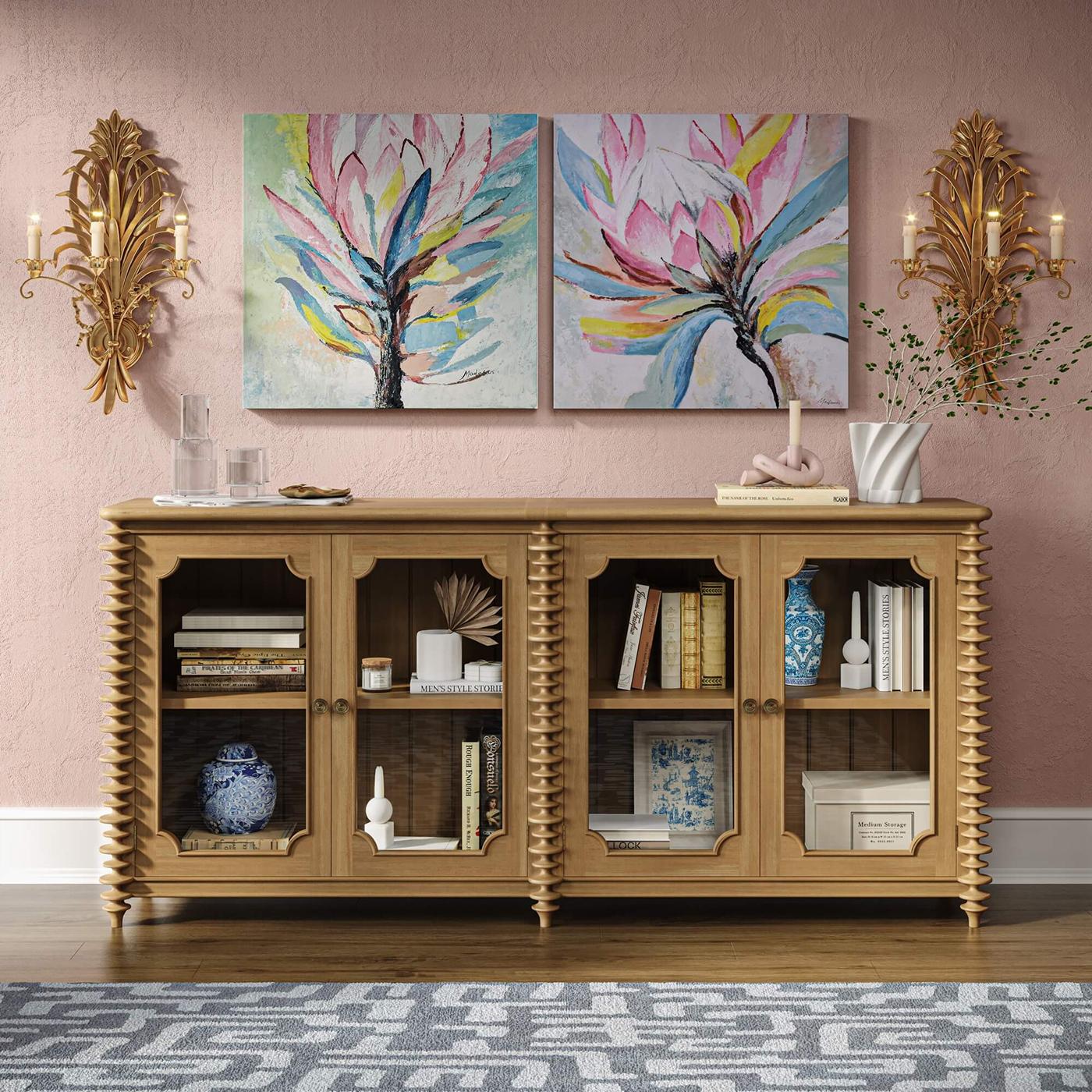 Realizzato in mogano massiccio con finitura Fruitwood, il mobile è dotato di quattro ante incorniciate con pannelli di vetro che rivelano ampi spazi interni pur mantenendo la silhouette complessiva leggera.

I dettagli architettonici, come le lesene