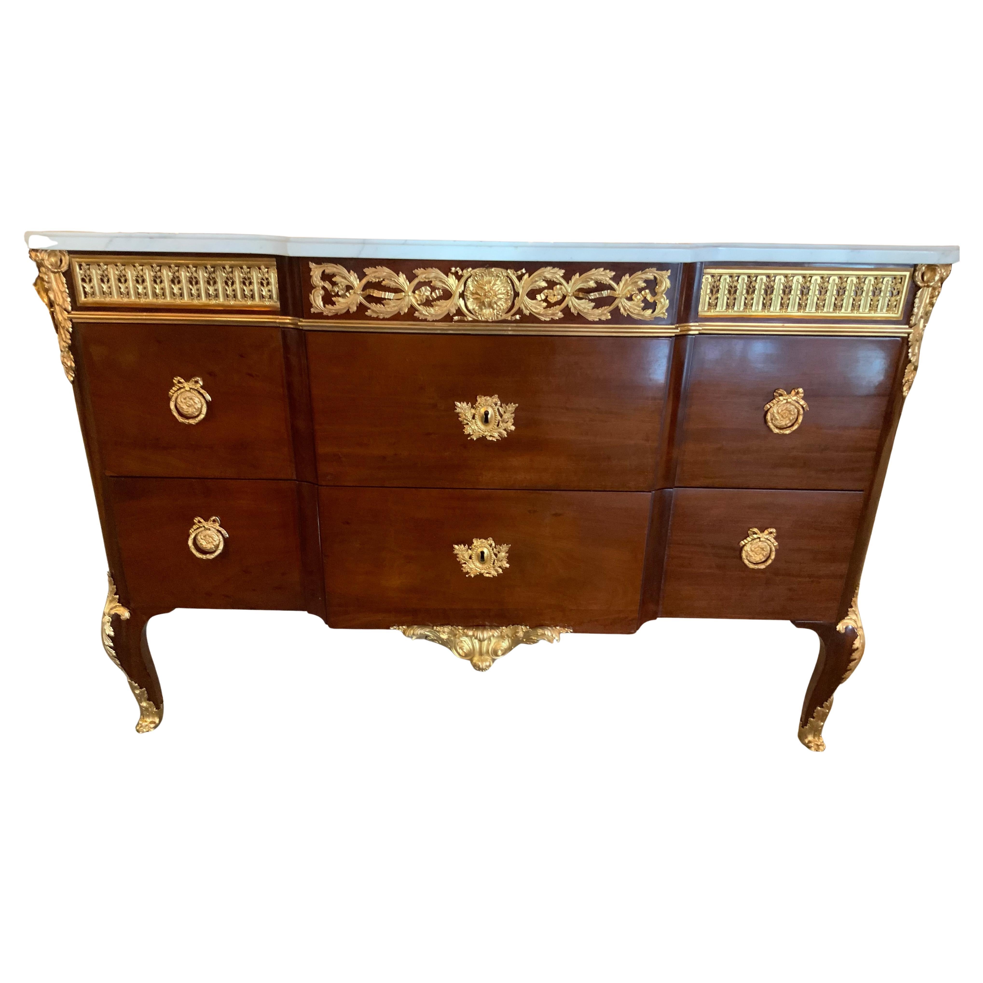 Commodino francese in stile transitorio in mogano e ormolu con fronte a strappo