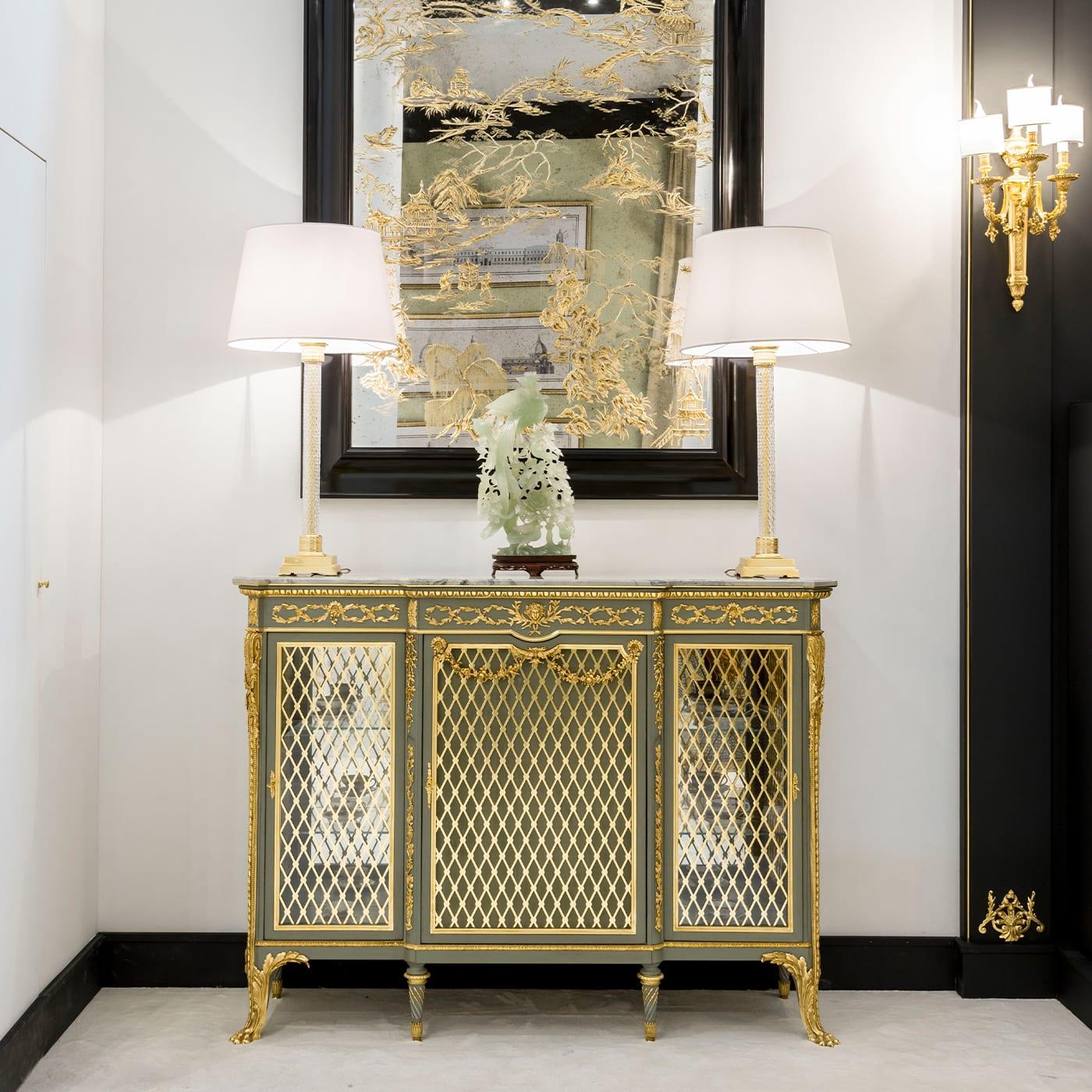Ce buffet de luxe est la quintessence du mobilier de style Louis XVI. Surmontée d'une plaque de marbre vert très prisé, la structure en bois est laquée dans une nuance de vert caractéristique avec une finition patinée et elle est richement ornée de