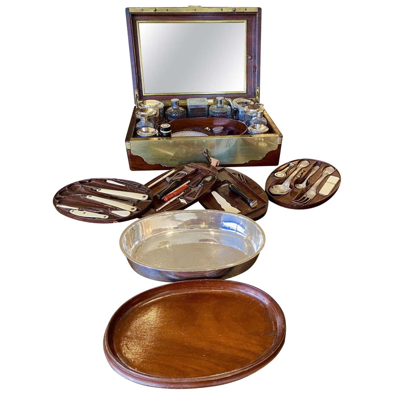 At Auction: Coffret - nécessaire de voyage At Auction: Coffret - nécessaire de voyage