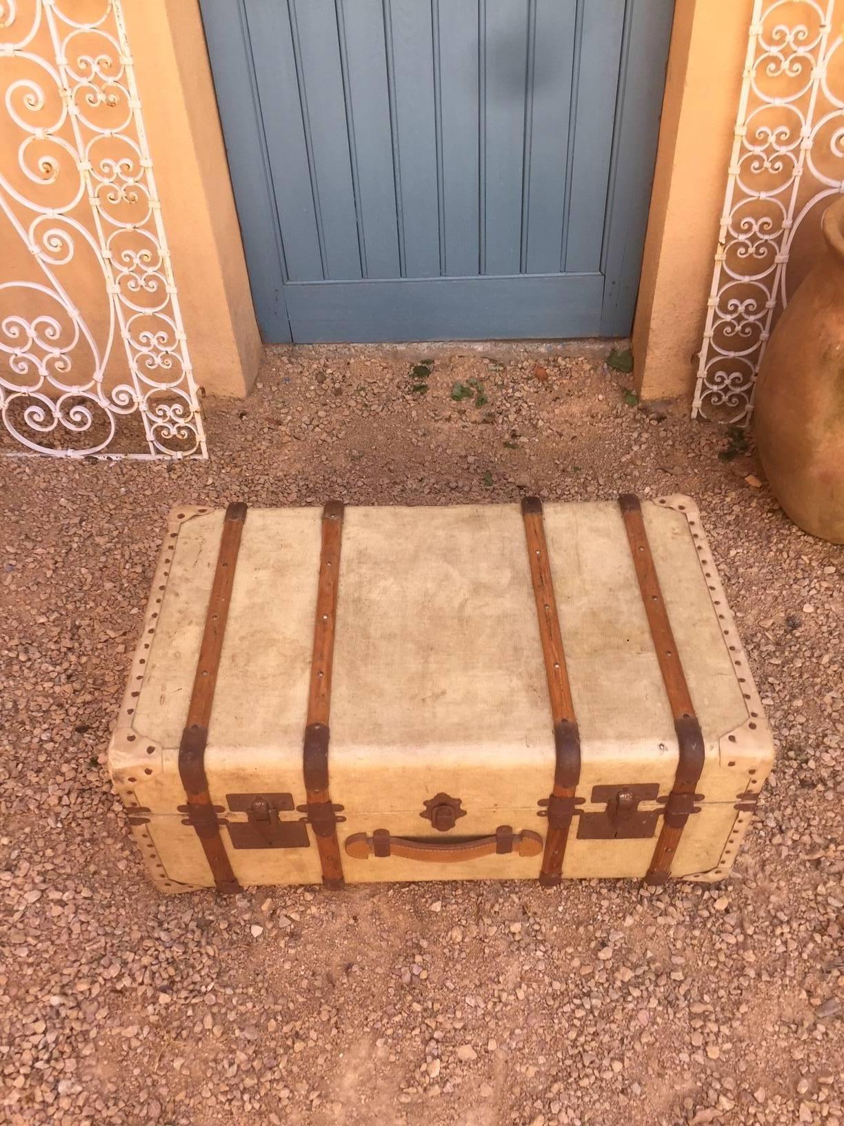 Very nice French travel trunk. A humidity trace inside. 
Still the label of the travel.