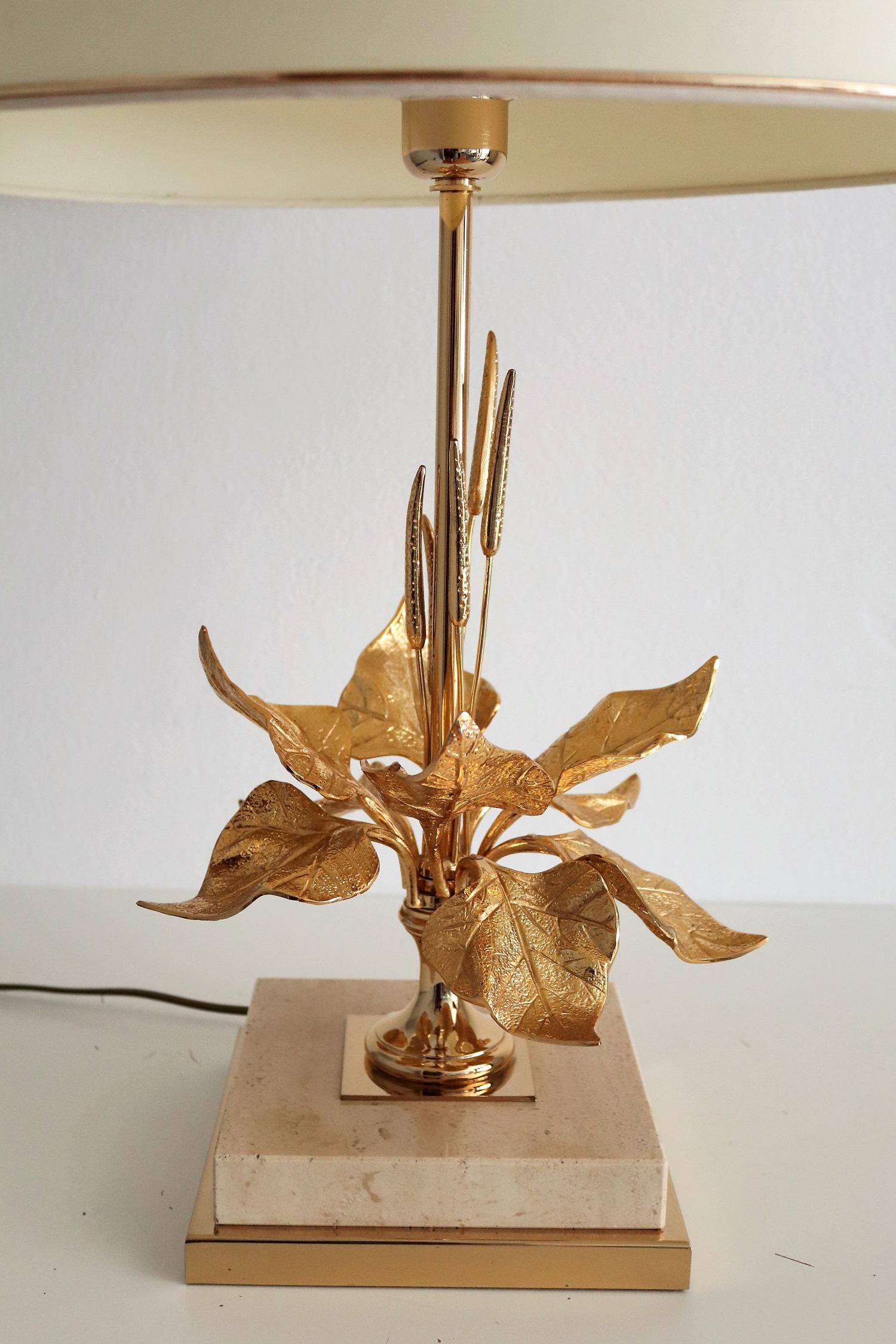 Beautiful table lamp with heavy travertine marble base and gold plated brass flower.
Made in France attributed Maison Charles during the 1970s.
The lamp is in nearly excellent original condition with smallest signs of wear and fits still the