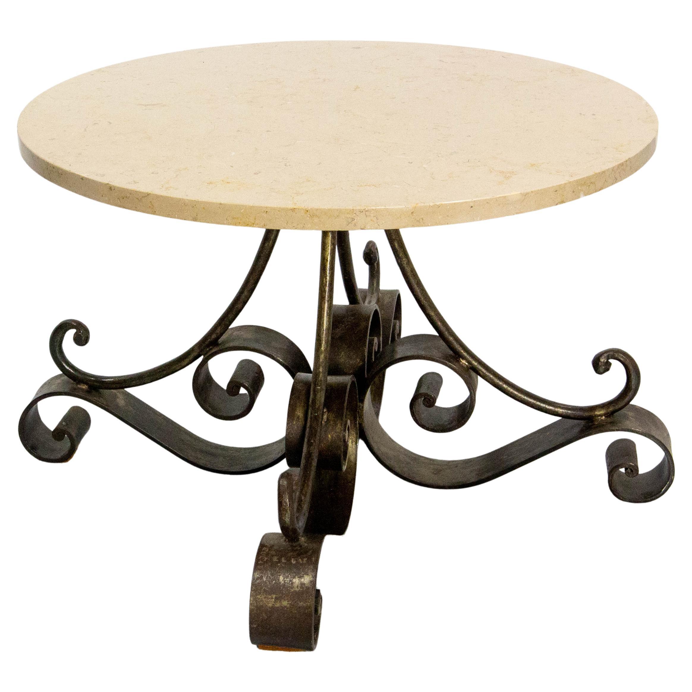 French travertine top and wrought iron pedestal coffee table.
signed by Pellati.
Delivred in two packs.
In good condition.

Shipping:
66 / 66 / 5 cm 18 kg
59 / 59 / 41 cm 18 kg