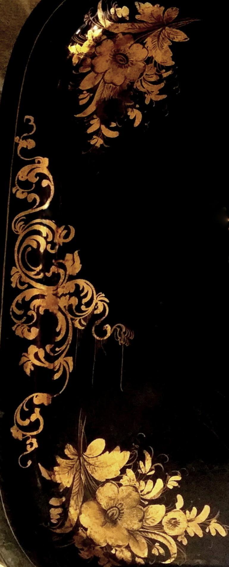Plateau français de style Napoléon III en métal peint à la main avec peinture dorée en vente 3