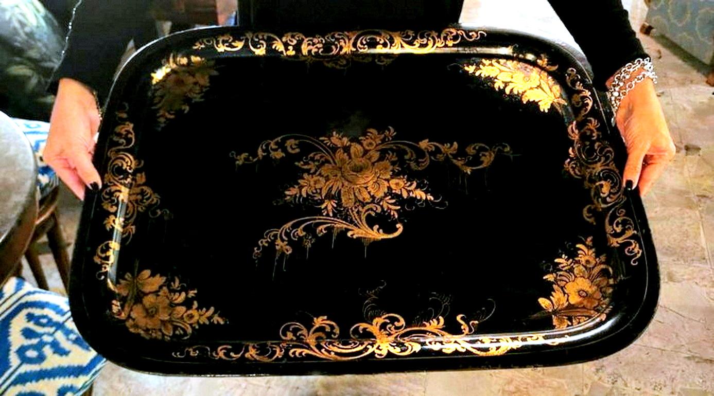 Plateau français de style Napoléon III en métal peint à la main avec peinture dorée en vente 8