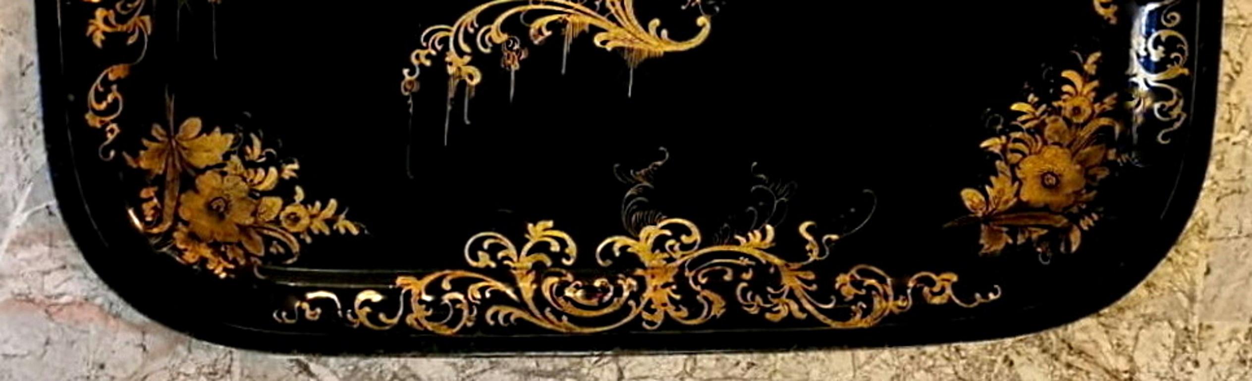Plateau français de style Napoléon III en métal peint à la main avec peinture dorée en vente 2