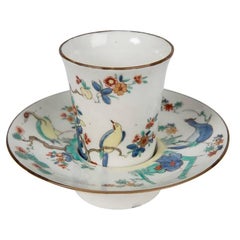 Tasse et soucoupe en trembleuse française dans le style Kakiemon