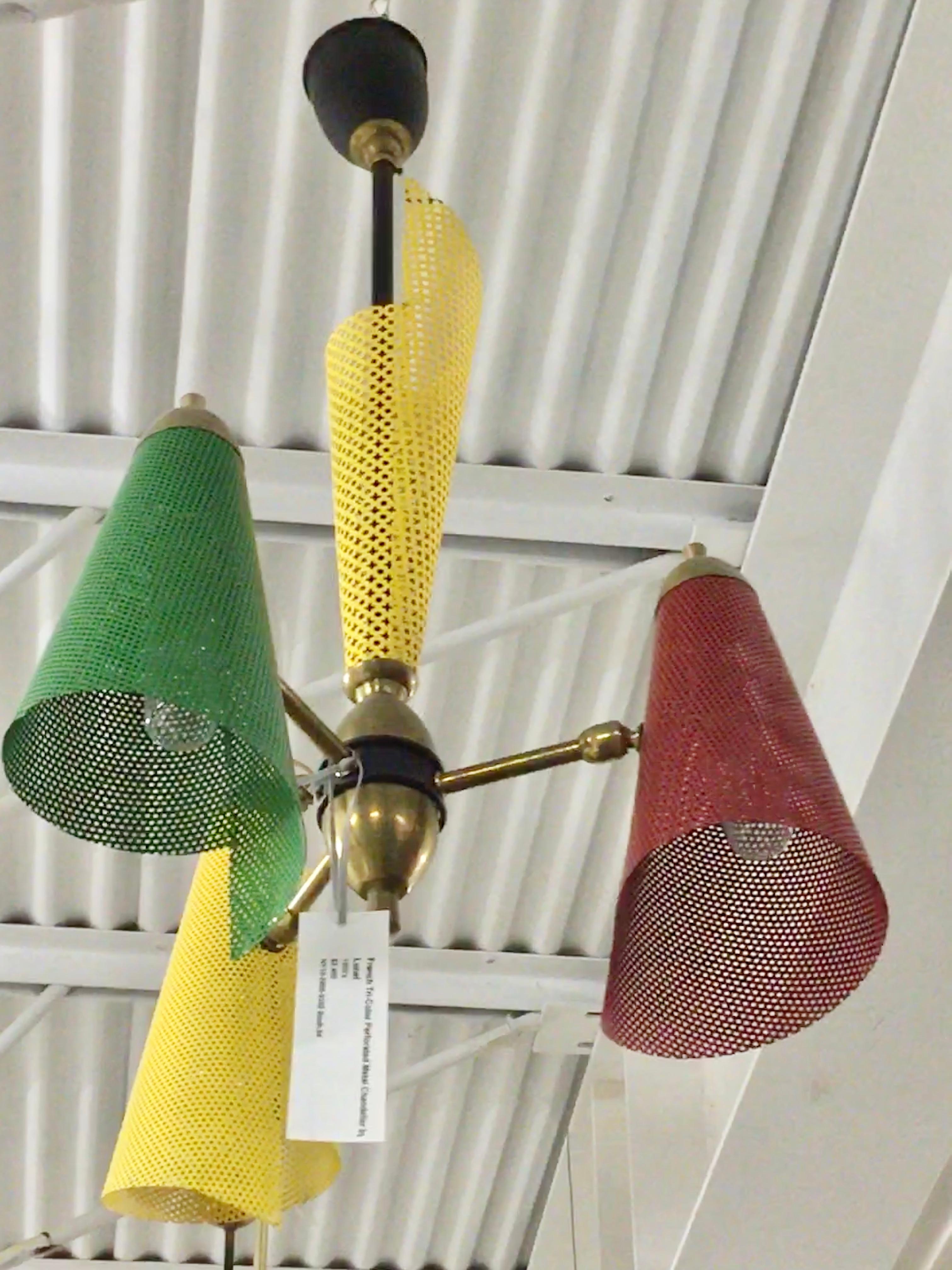 Mid-Century moderno Lampadario francese in metallo traforato tricolore di Lunel in vendita