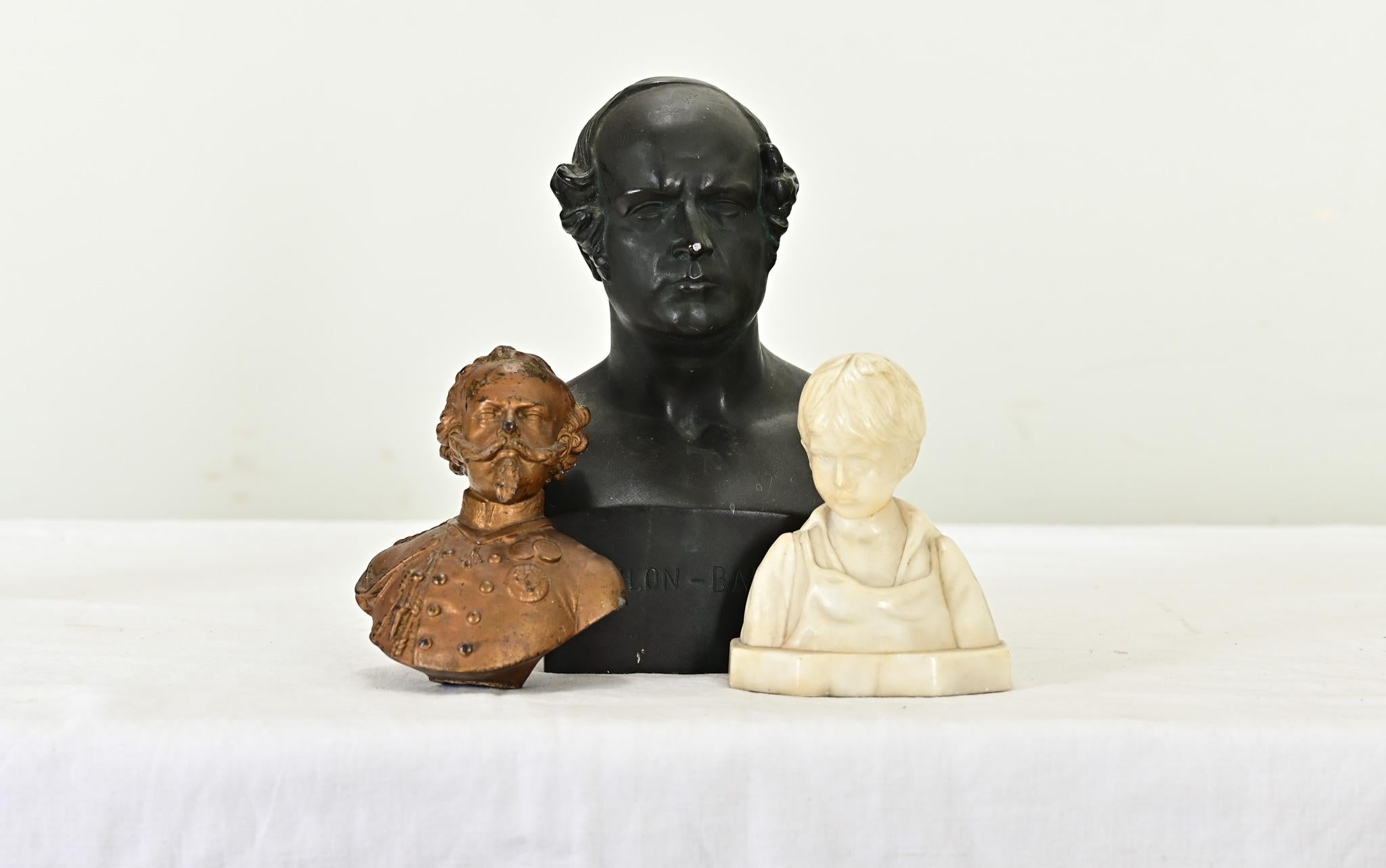 Un curioso assortimento di busti d'epoca in bronzo e alabastro. Il busto più grande, fuso in bronzo, raffigura il politico del XIX secolo Odilon-Barrot che guidò il consiglio dei ministri sotto Louis Philippe. Un'iscrizione sul retro indica che è