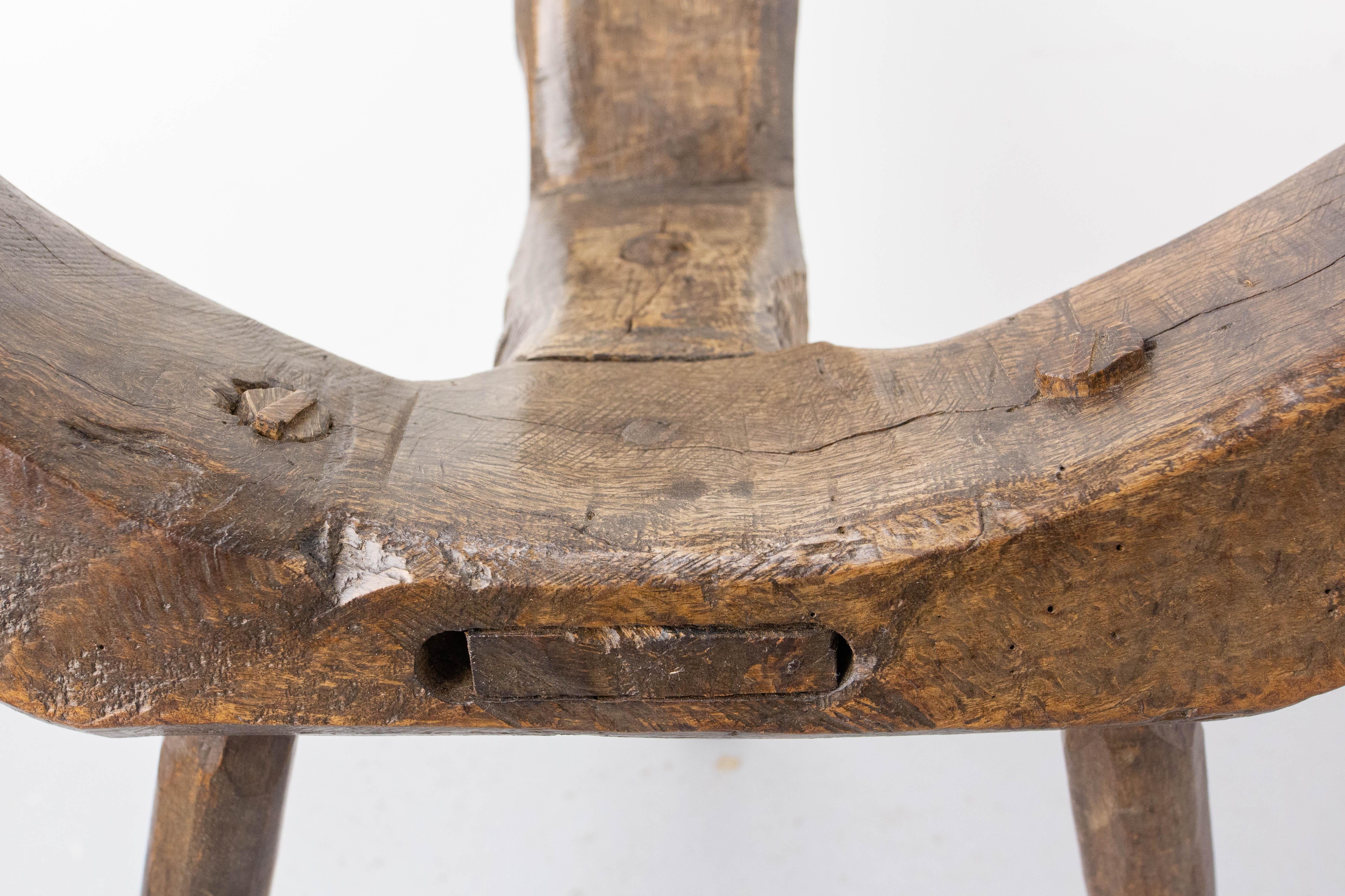 Chaise tripode française à trois pieds en bois figuratif oiseau 19ème siècle en vente 4