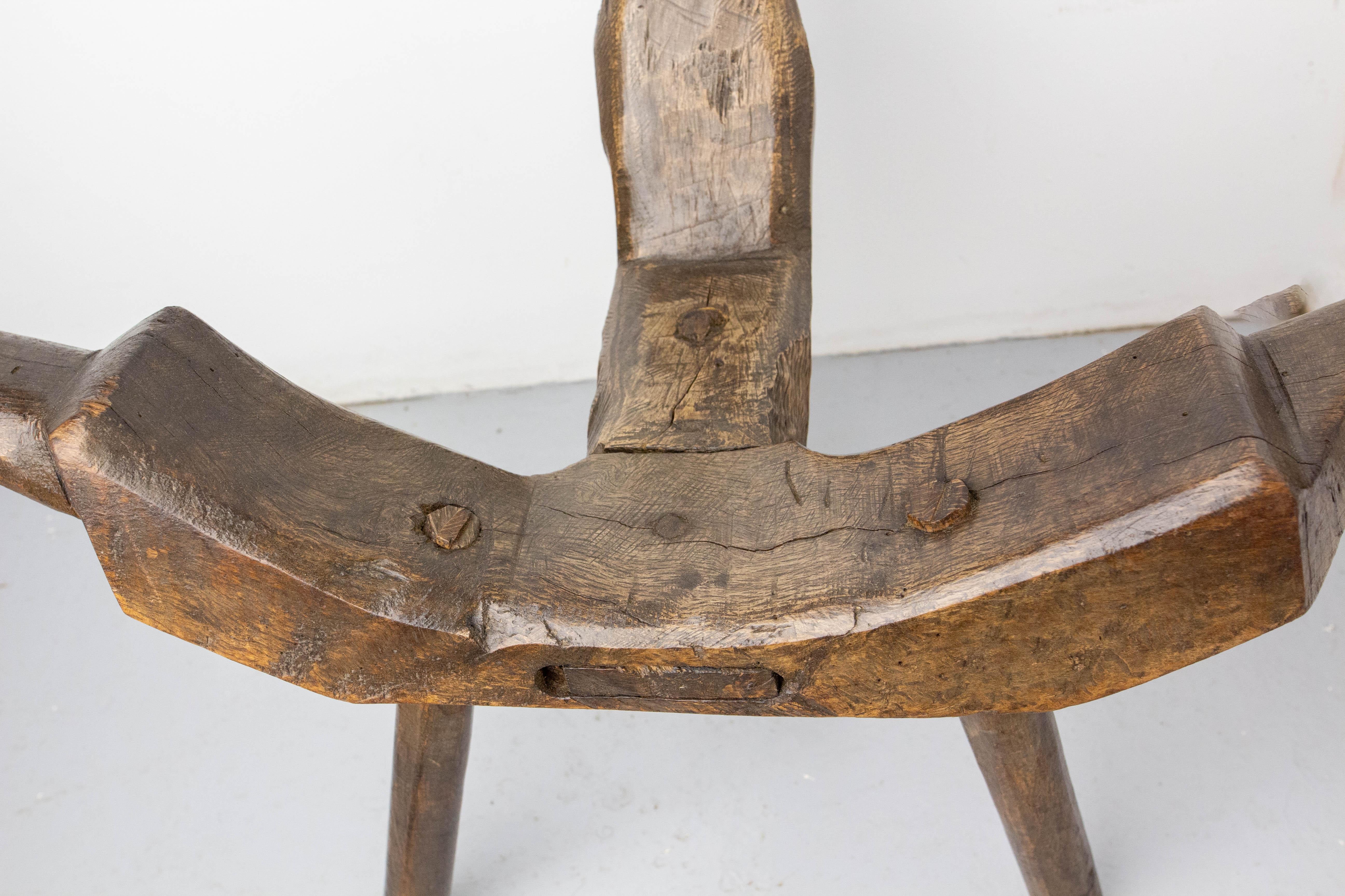Chaise tripode française à trois pieds en bois figuratif oiseau 19ème siècle en vente 5