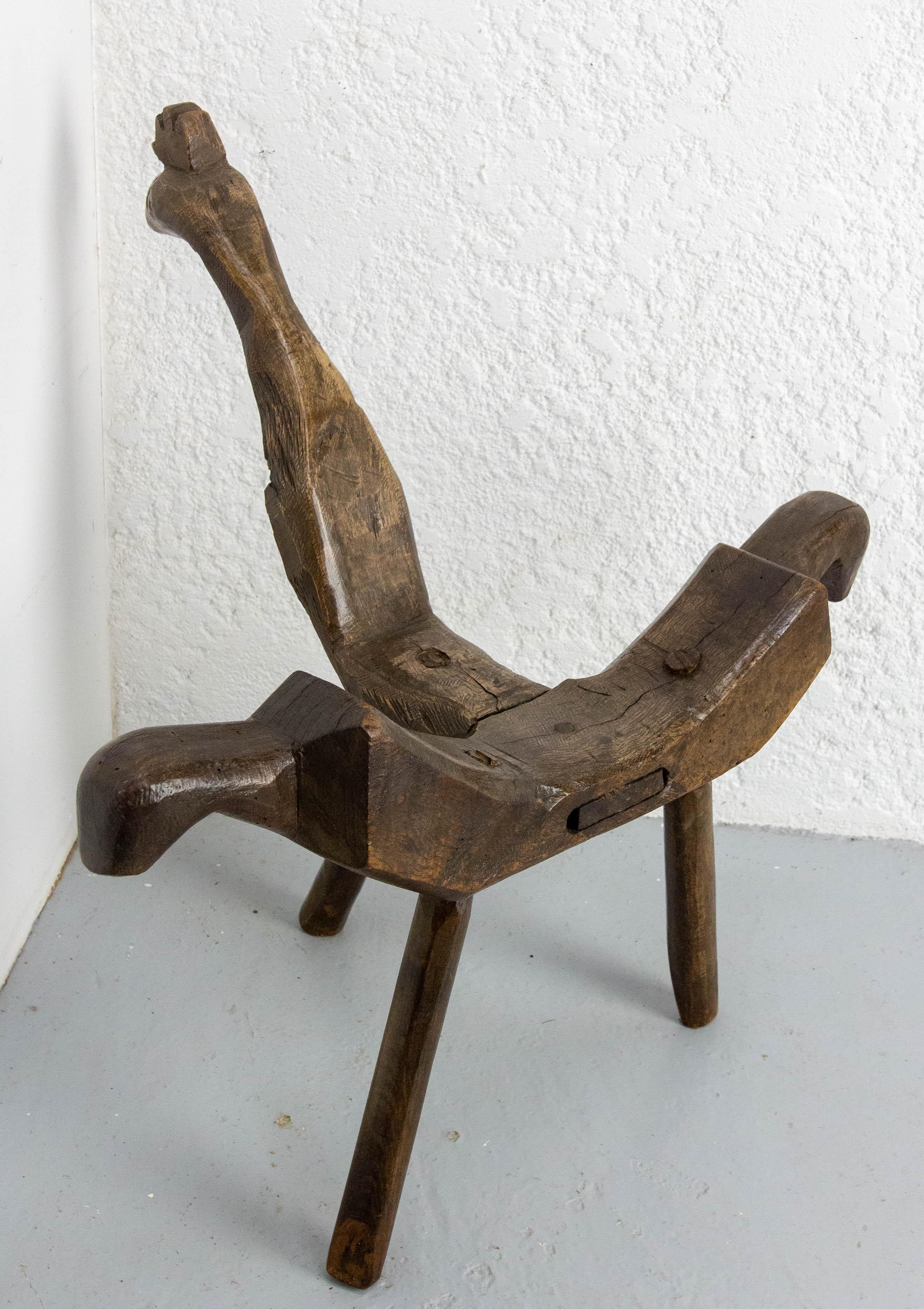 Espagnol Chaise tripode française à trois pieds en bois figuratif oiseau 19ème siècle en vente