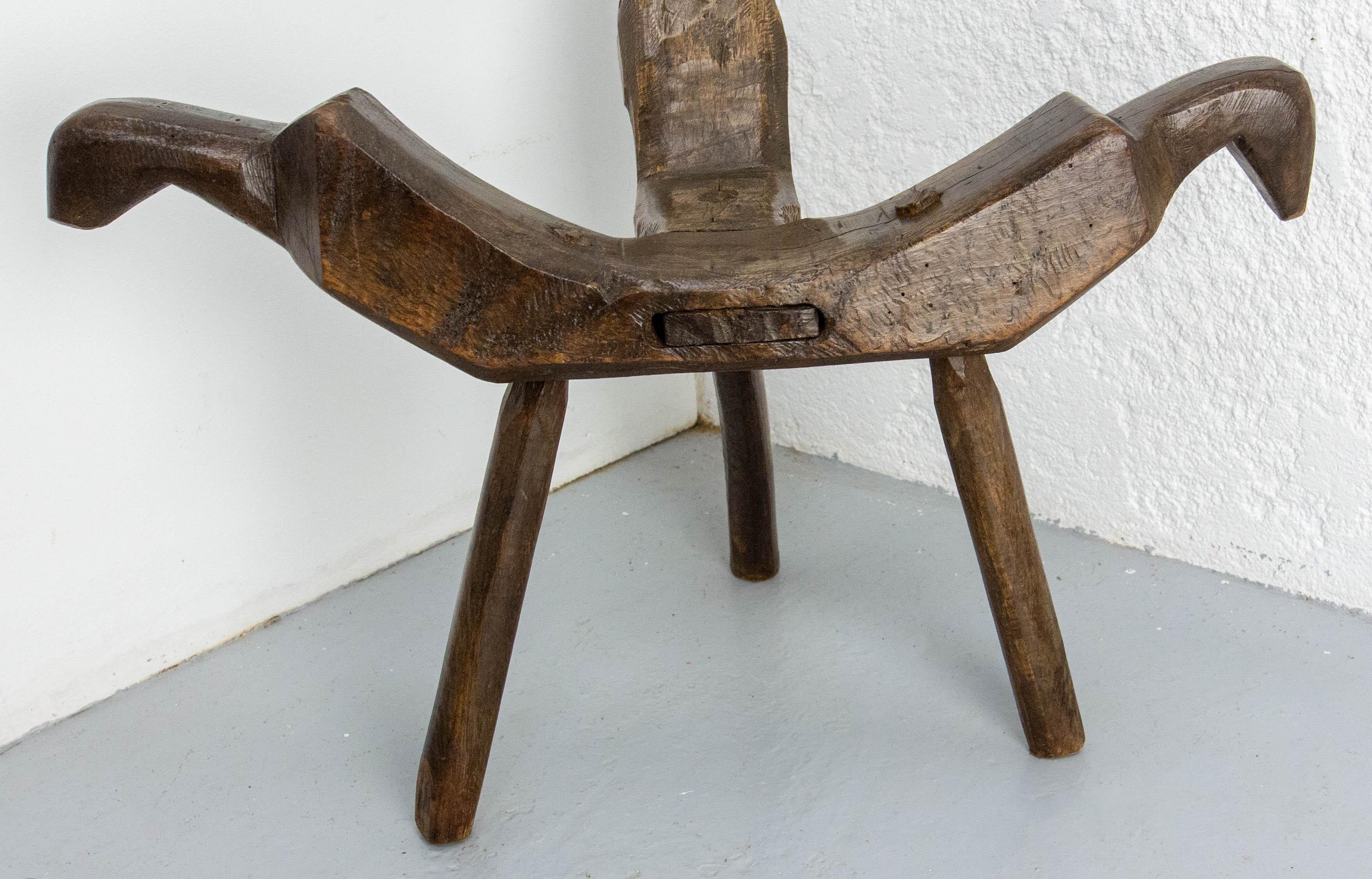 Chaise tripode française à trois pieds en bois figuratif oiseau 19ème siècle Bon état - En vente à Labrit, Landes