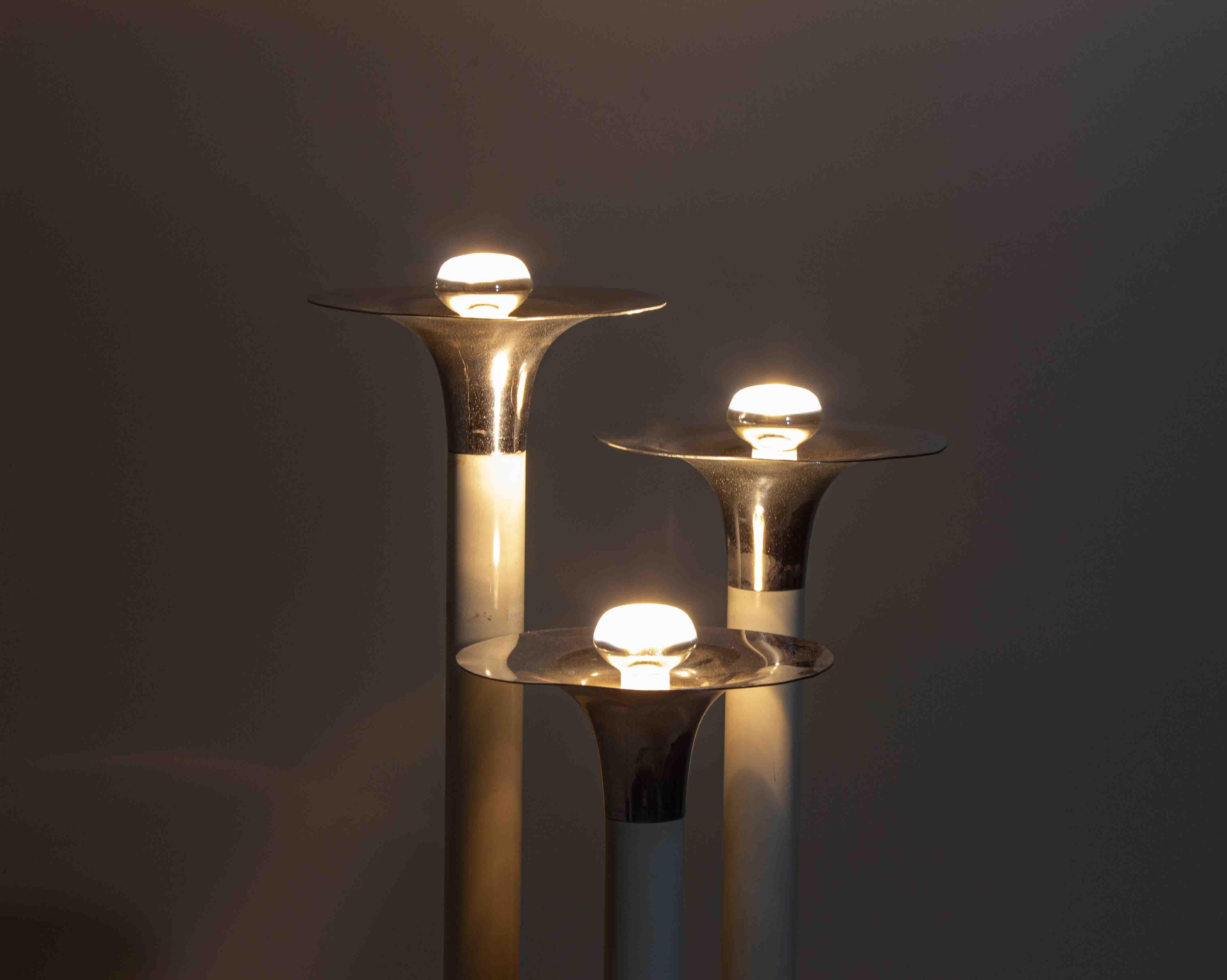 French tripod floor lamp with trumpet shades in chrome and enamel, 1960s For Sale 3