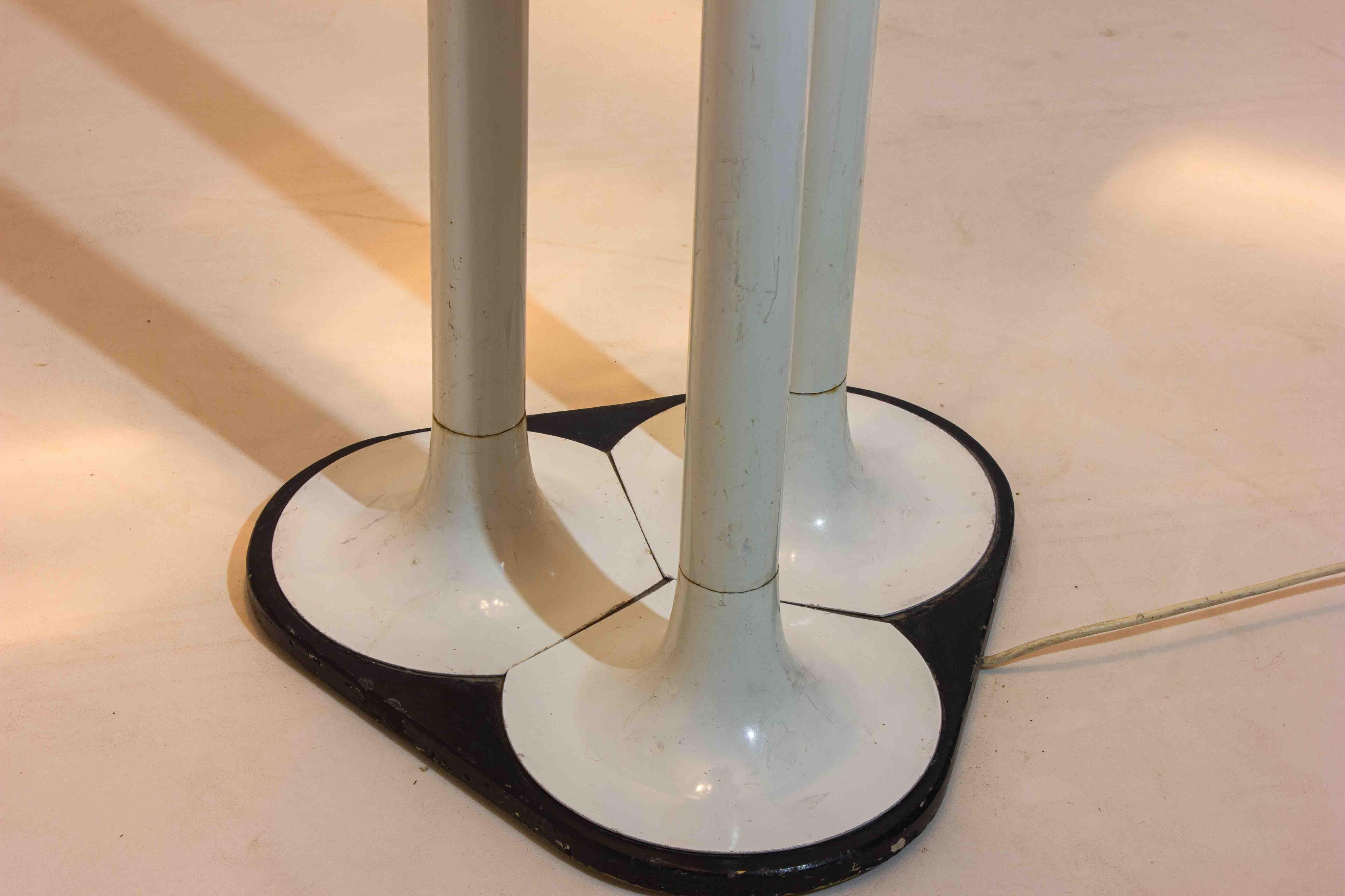 French tripod floor lamp with trumpet shades in chrome and enamel, 1960s For Sale 5