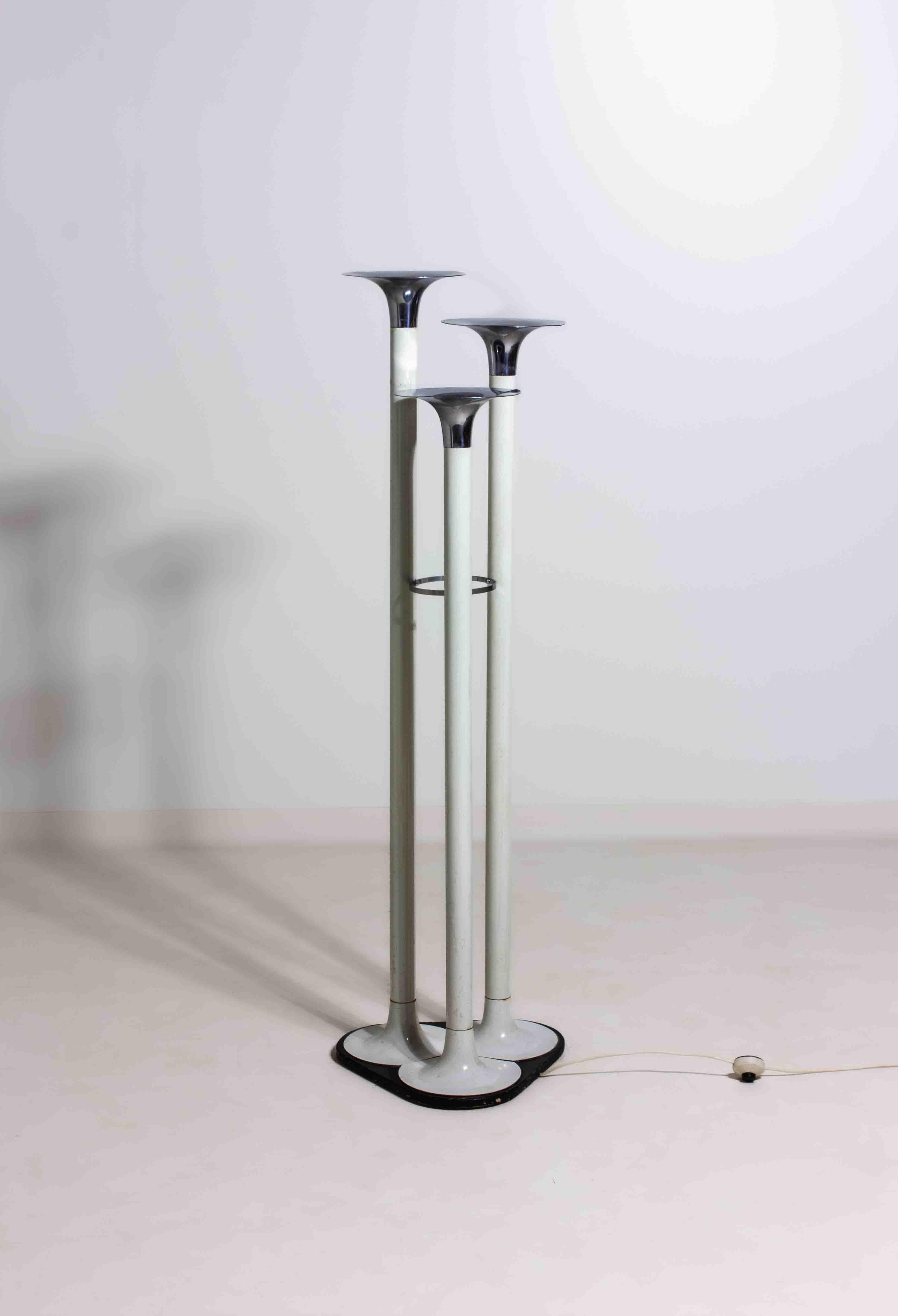 Italian French tripod floor lamp with trumpet shades in chrome and enamel, 1960s For Sale