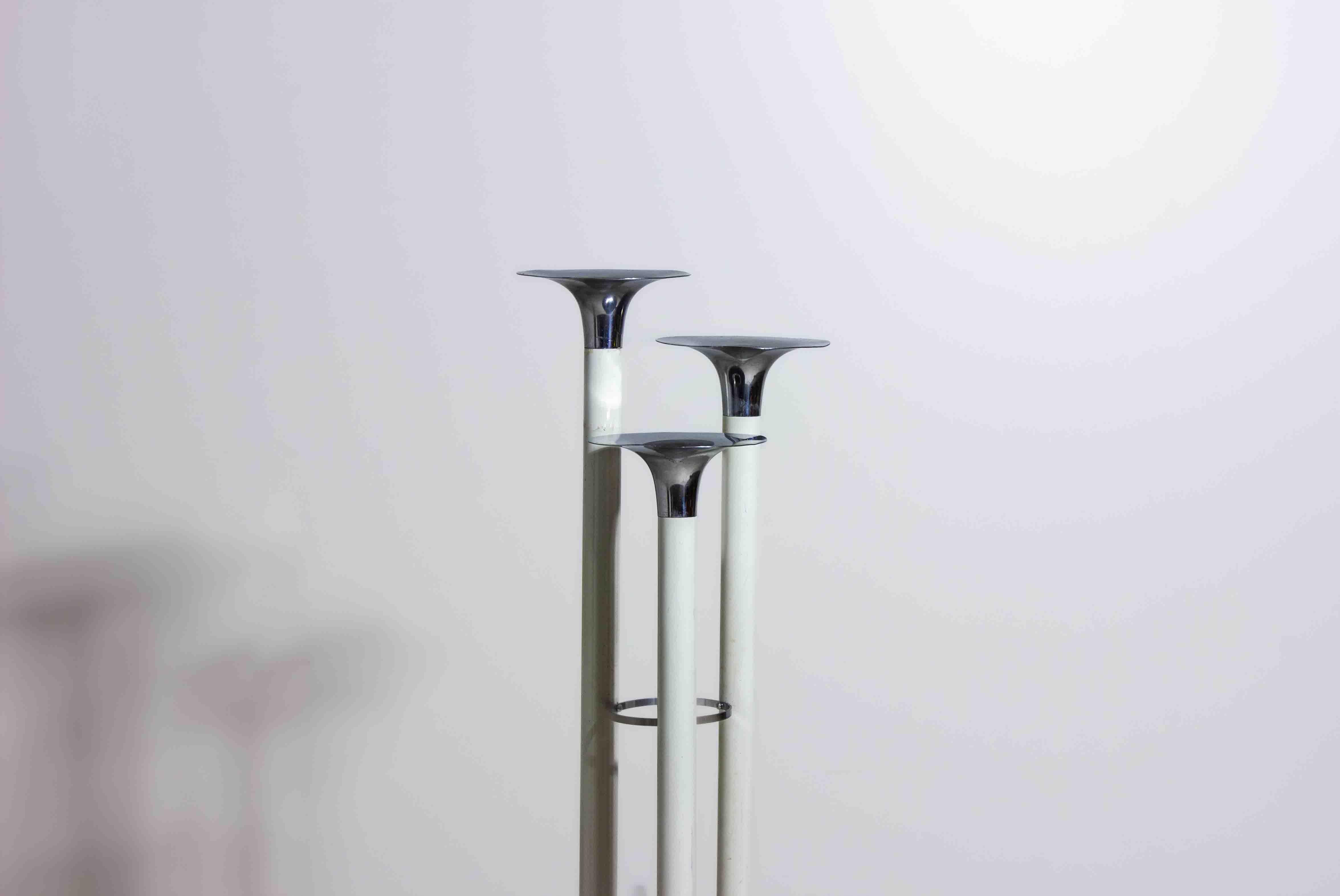 French tripod floor lamp with trumpet shades in chrome and enamel, 1960s In Good Condition For Sale In Antwerpen, VAN