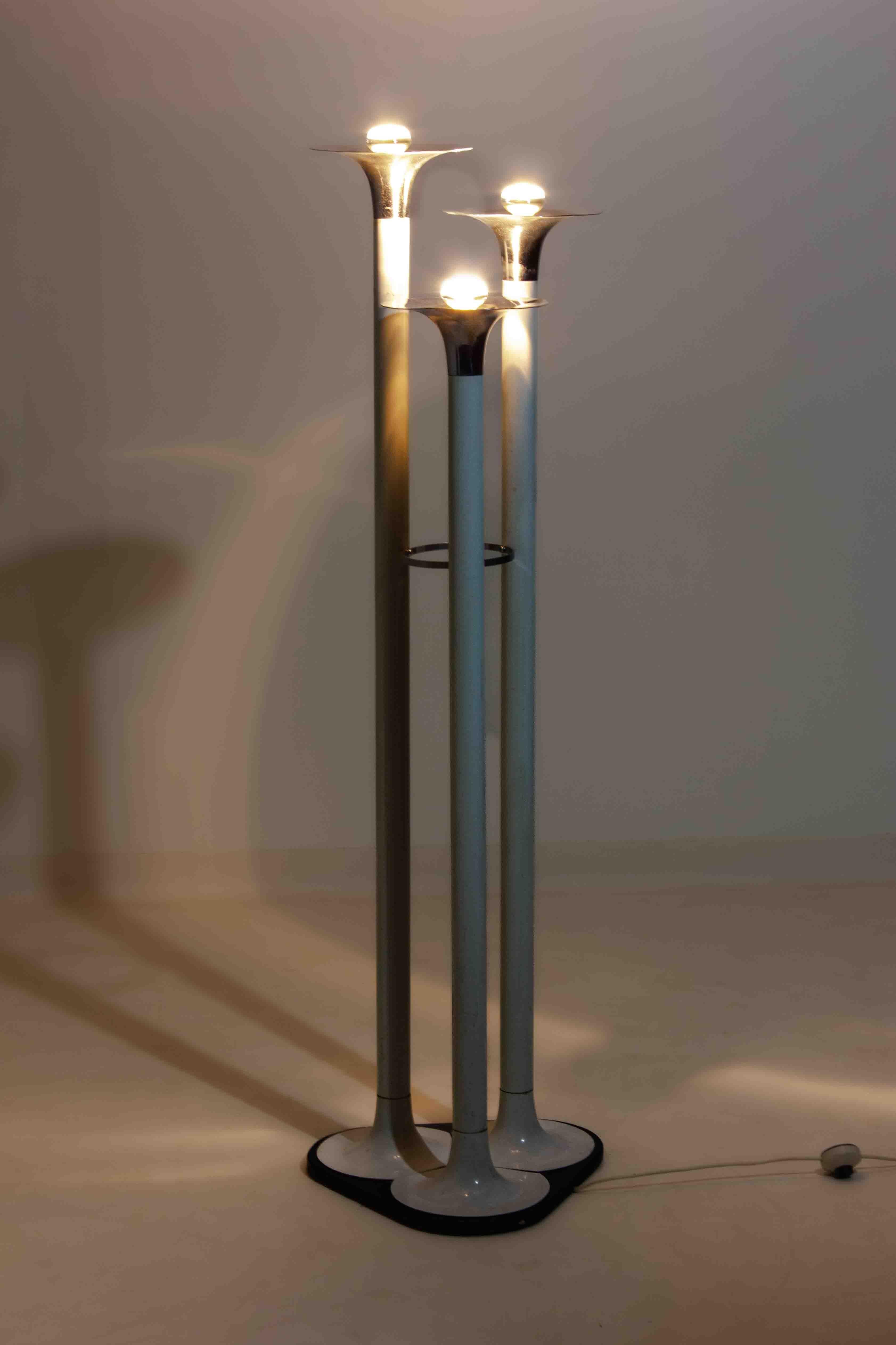 Mid-20th Century French tripod floor lamp with trumpet shades in chrome and enamel, 1960s For Sale