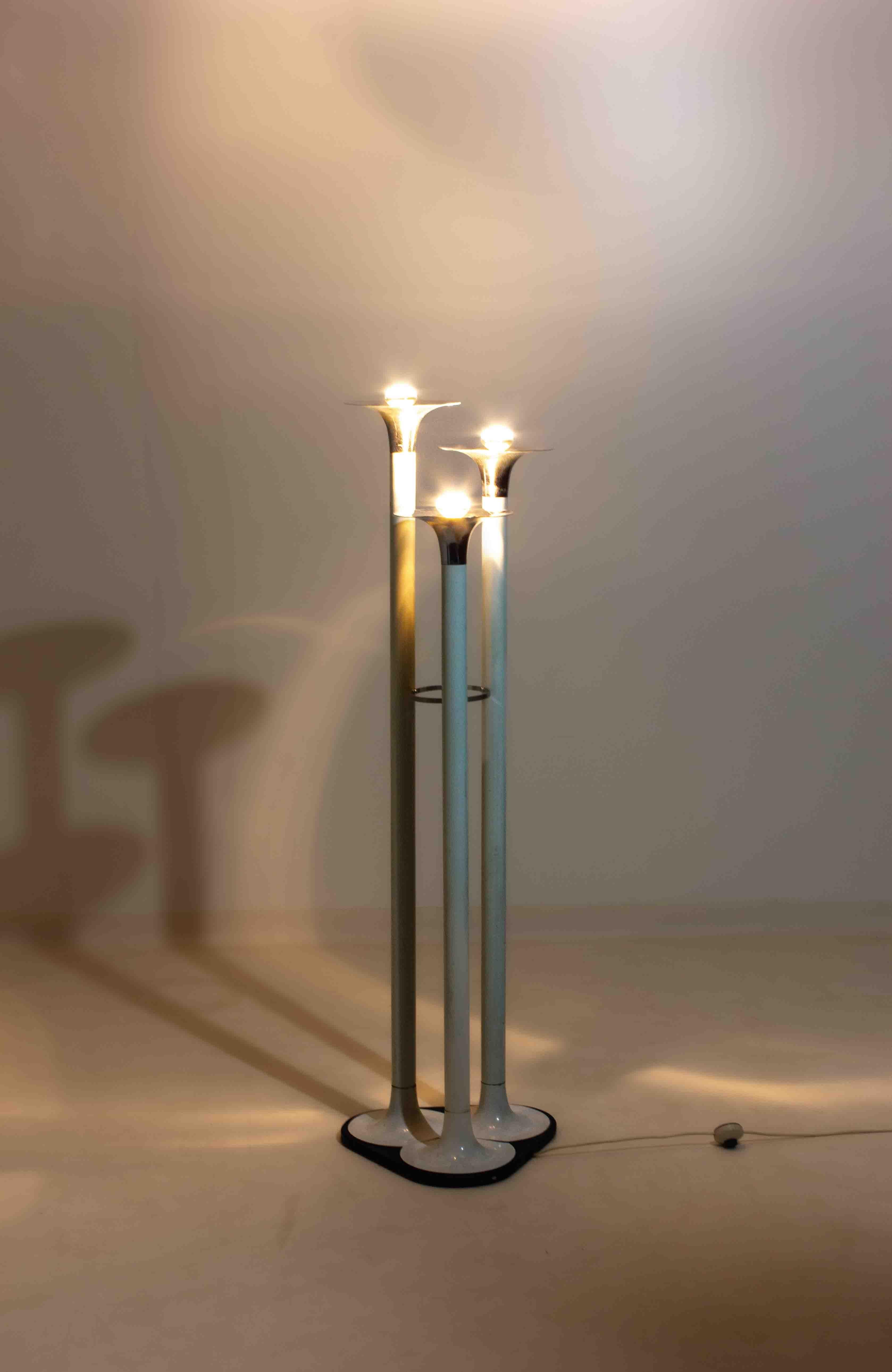 Enamel French tripod floor lamp with trumpet shades in chrome and enamel, 1960s For Sale