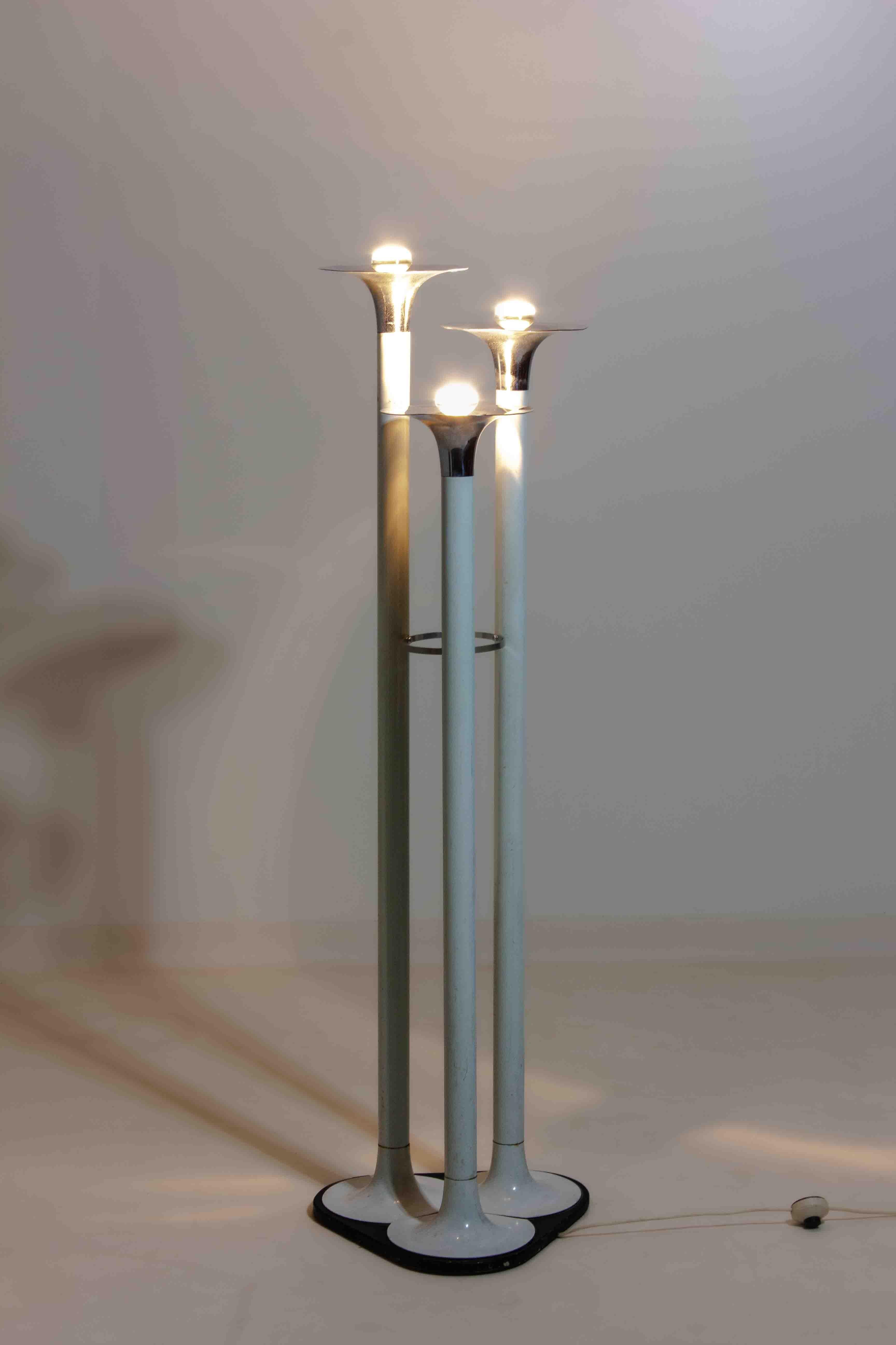 French tripod floor lamp with trumpet shades in chrome and enamel, 1960s For Sale 1